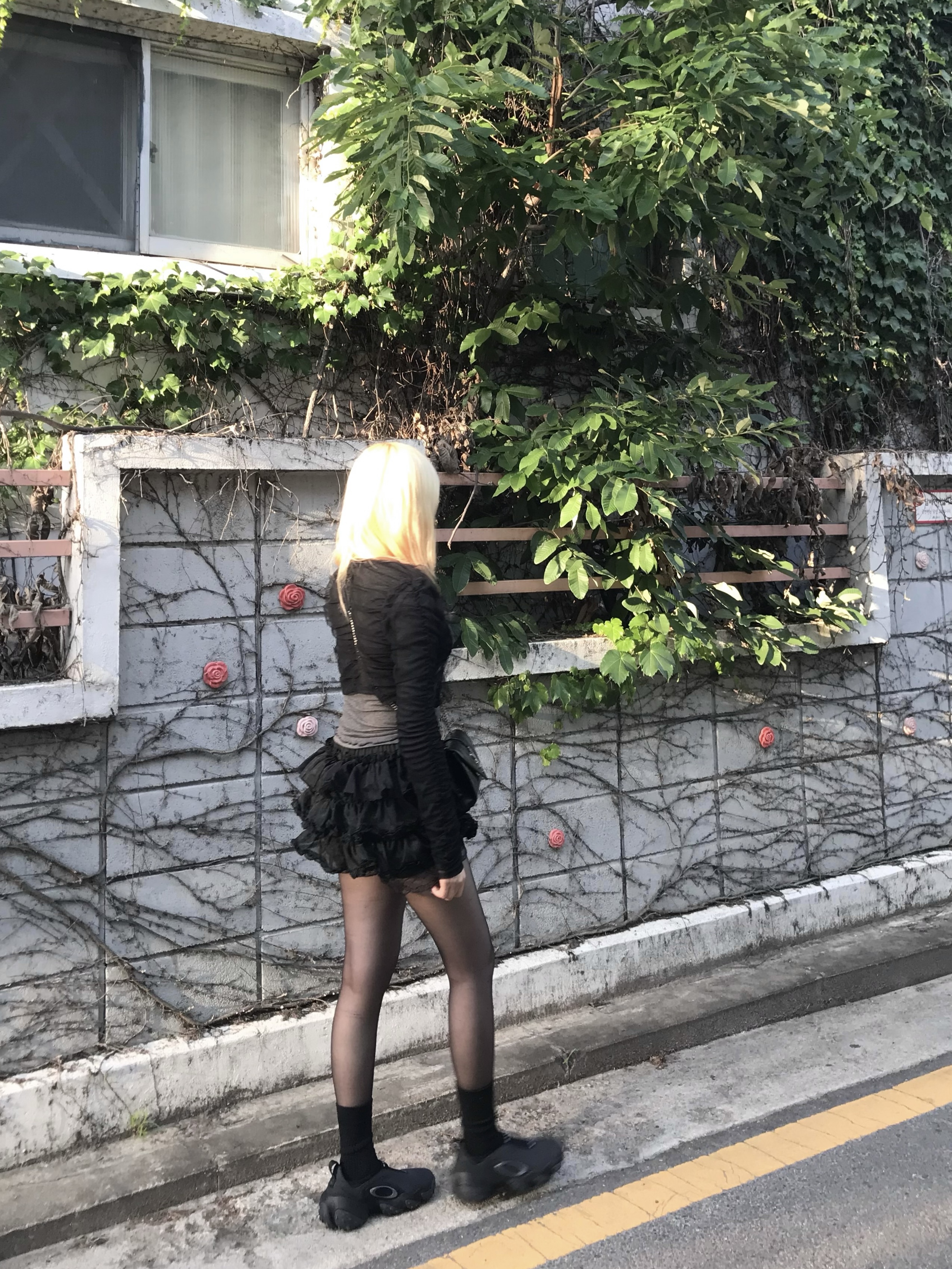 Saint Laurent Envelope Small Bag in Mix Matelasse Grain de Poudre Embossed Leather Black, Roughneck Tutu pants skirt black 착용 스타일 - 3