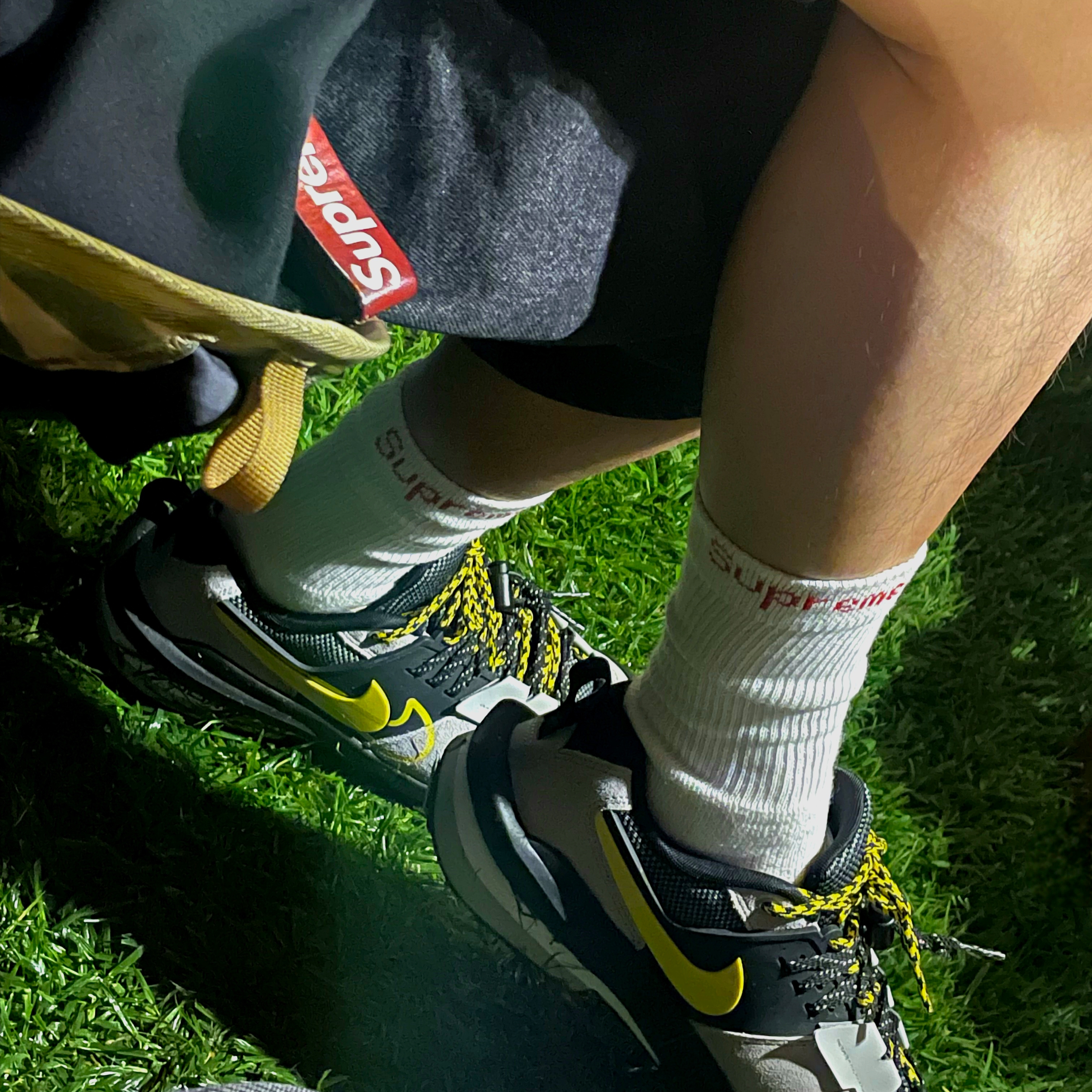 Nike x Sacai Zegamadome SP Matte Silver, Supreme Hanes Crew Socks White (4 Pack) 착용 스타일