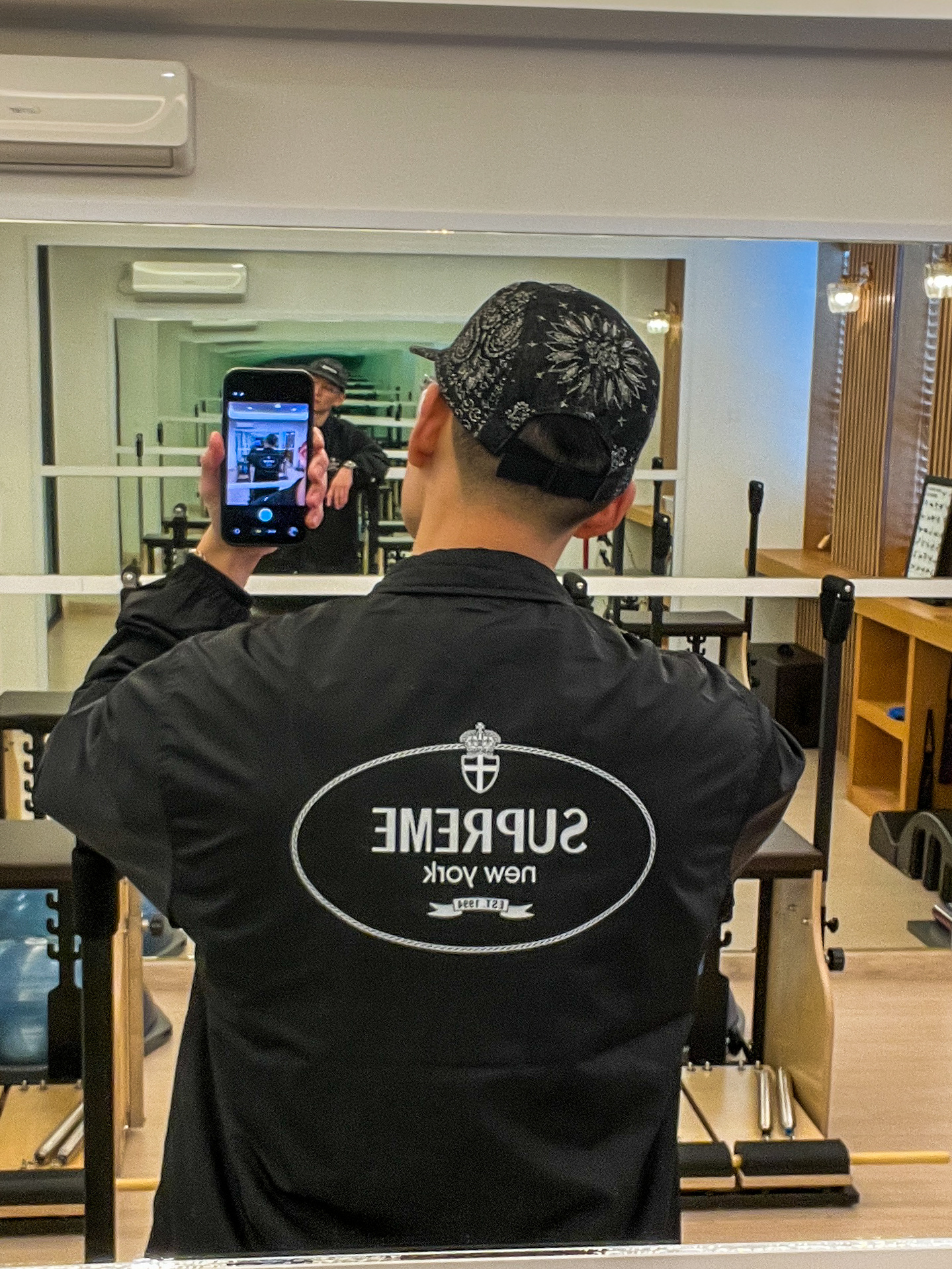 Supreme Crest Coaches Jacket Black - 24FW, Supreme Bandana Jacquard Denim Camp Cap Black - 25SS 착용 스타일