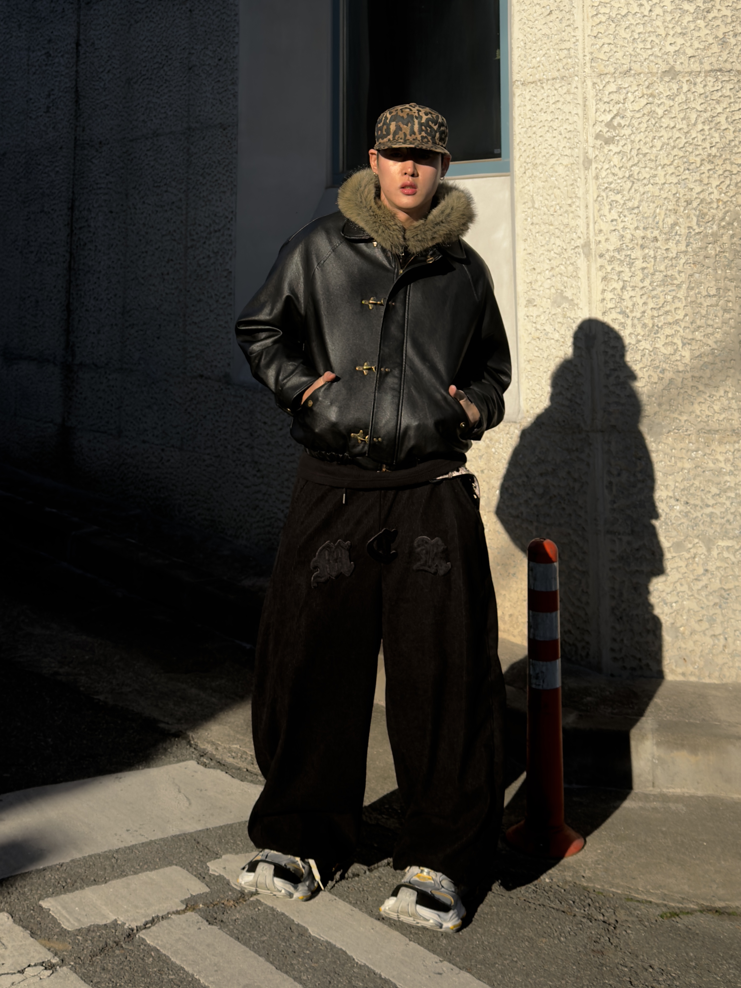 Balenciaga Cargo Sneakers Grey Black Yellow 착용 스타일 - 2