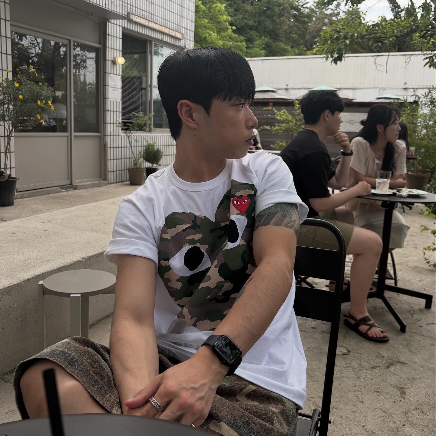 Play Comme des Garcons Camouflage Heart T-Shirt White 착용 스타일 - 2