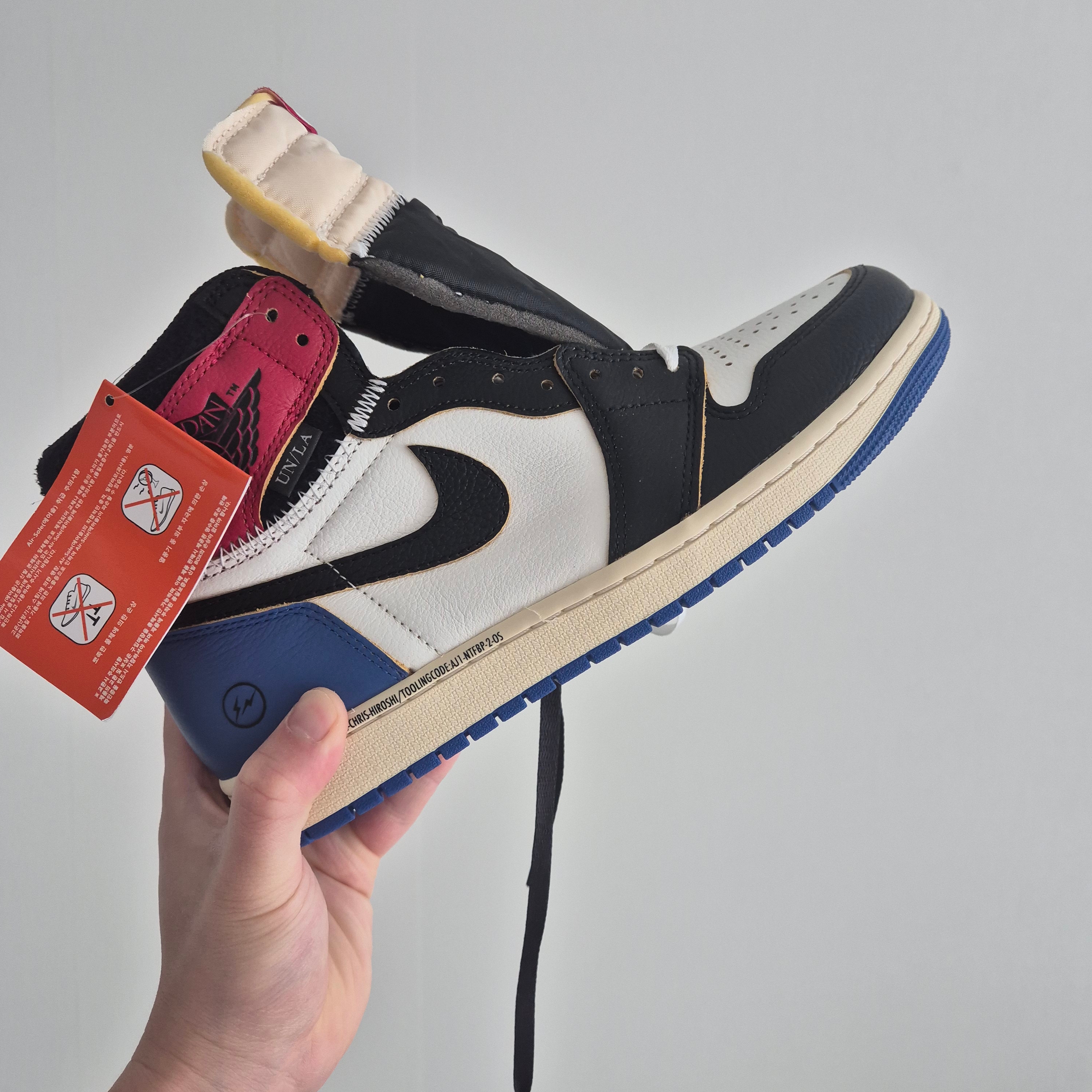 Jordan 1 x Fragment x Union LA Black and Varsity Red 착용 스타일 - 1