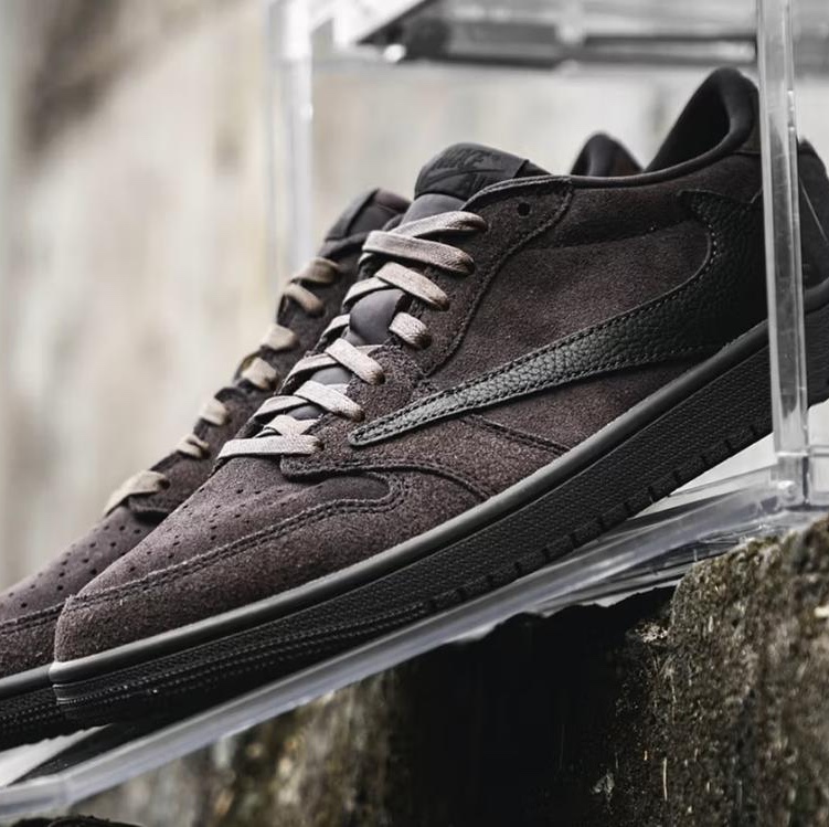 Jordan 1 x Travis Scott Retro Low OG SP Velvet Brown and Dark Mocha 착용 스타일 - 2
