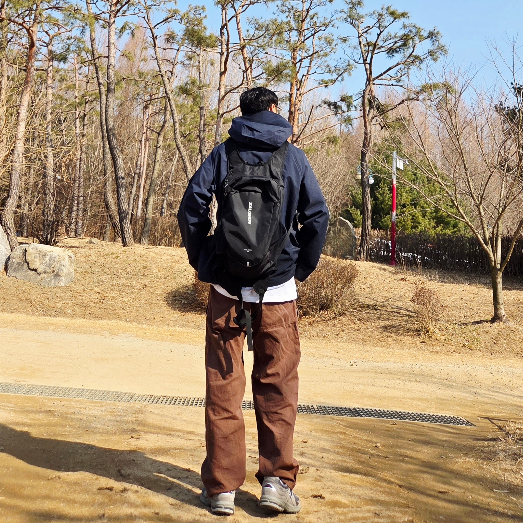 Salomon Trailblazer 20 Black, New Balance 2002R Gray 착용 스타일 - 2