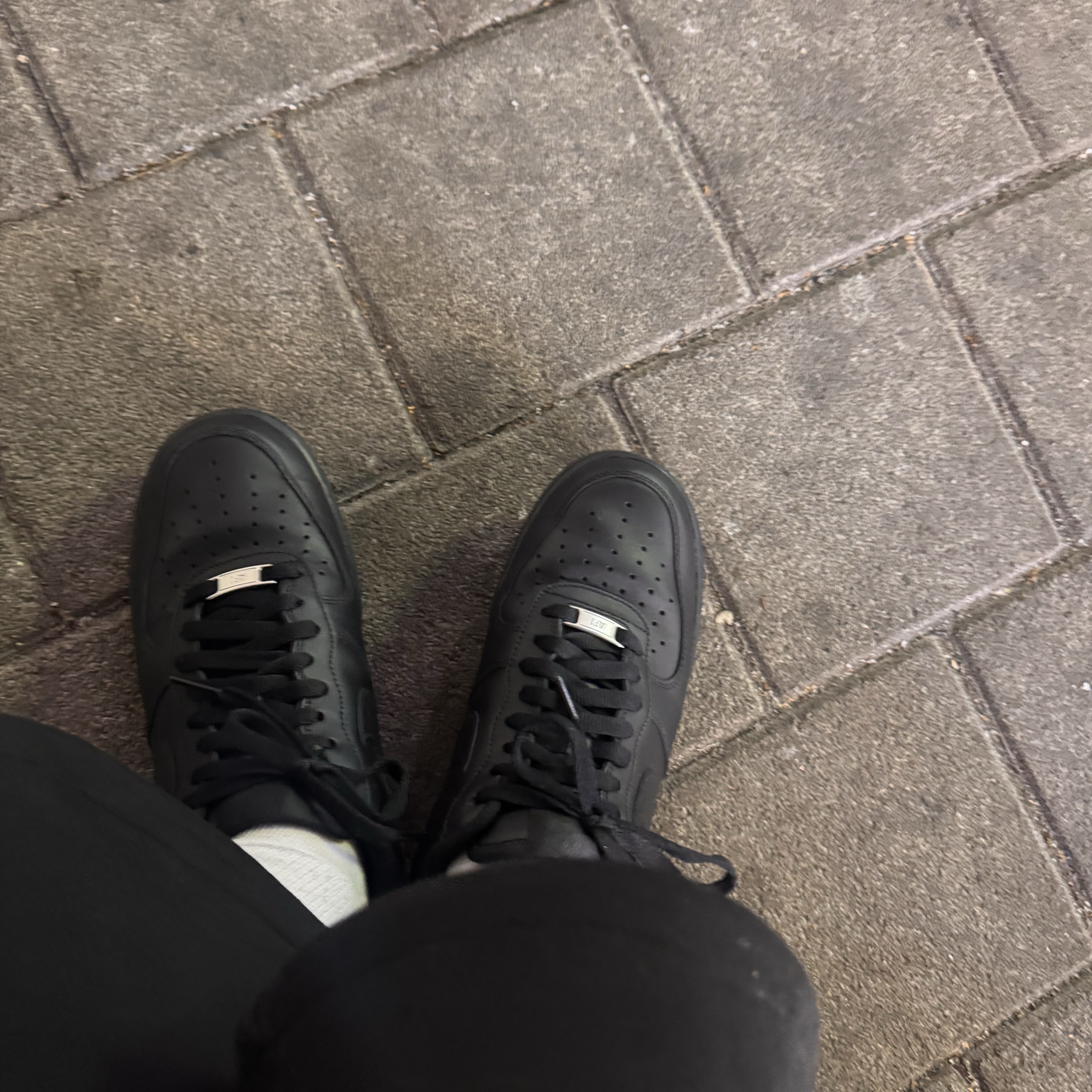 Nike Air Force 1 '07 Low Triple Black 착용 스타일