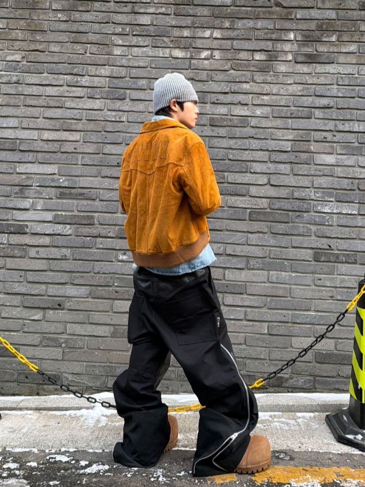 ROARINGRAD Carbon-Coated Side-Zip Pants Black 착용 스타일 - 2