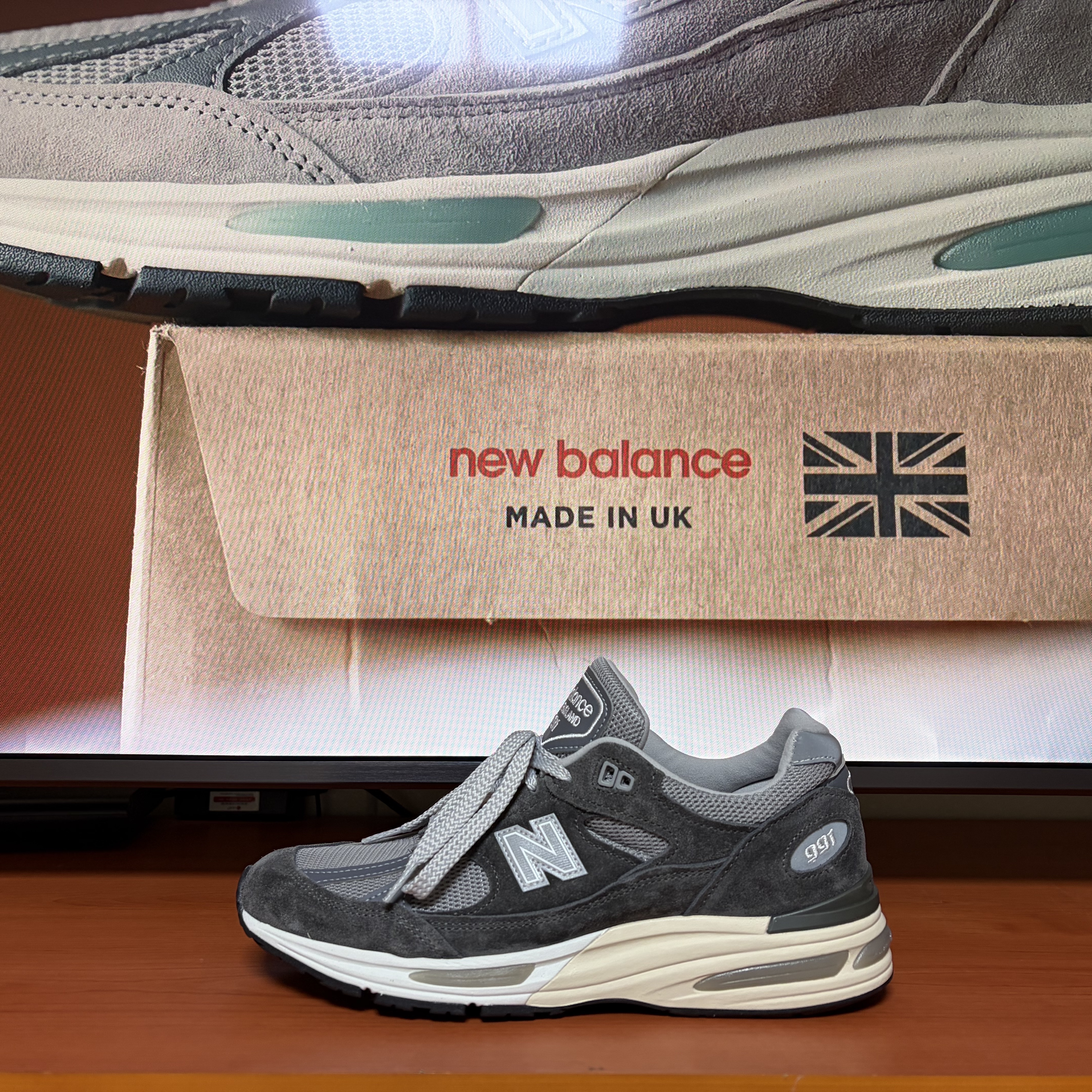 New Balance 991v2 Made in UK Forged Iron Alloy Smoked Pearl 착용 스타일 - 5