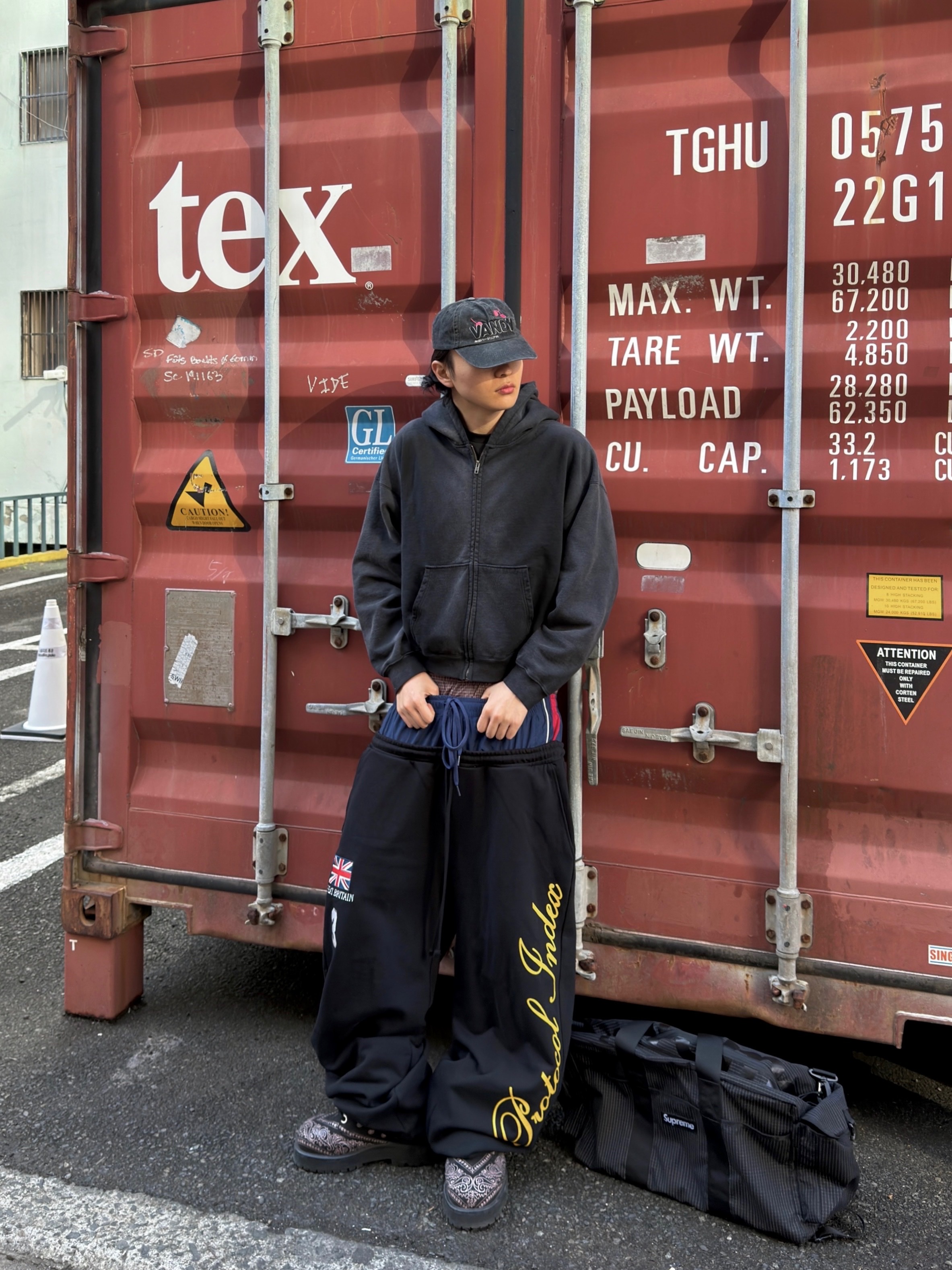 Supreme Duffle Bag Black - 24SS, Protocol Index 3 Layered Sweatpants Black 착용 스타일 - 4