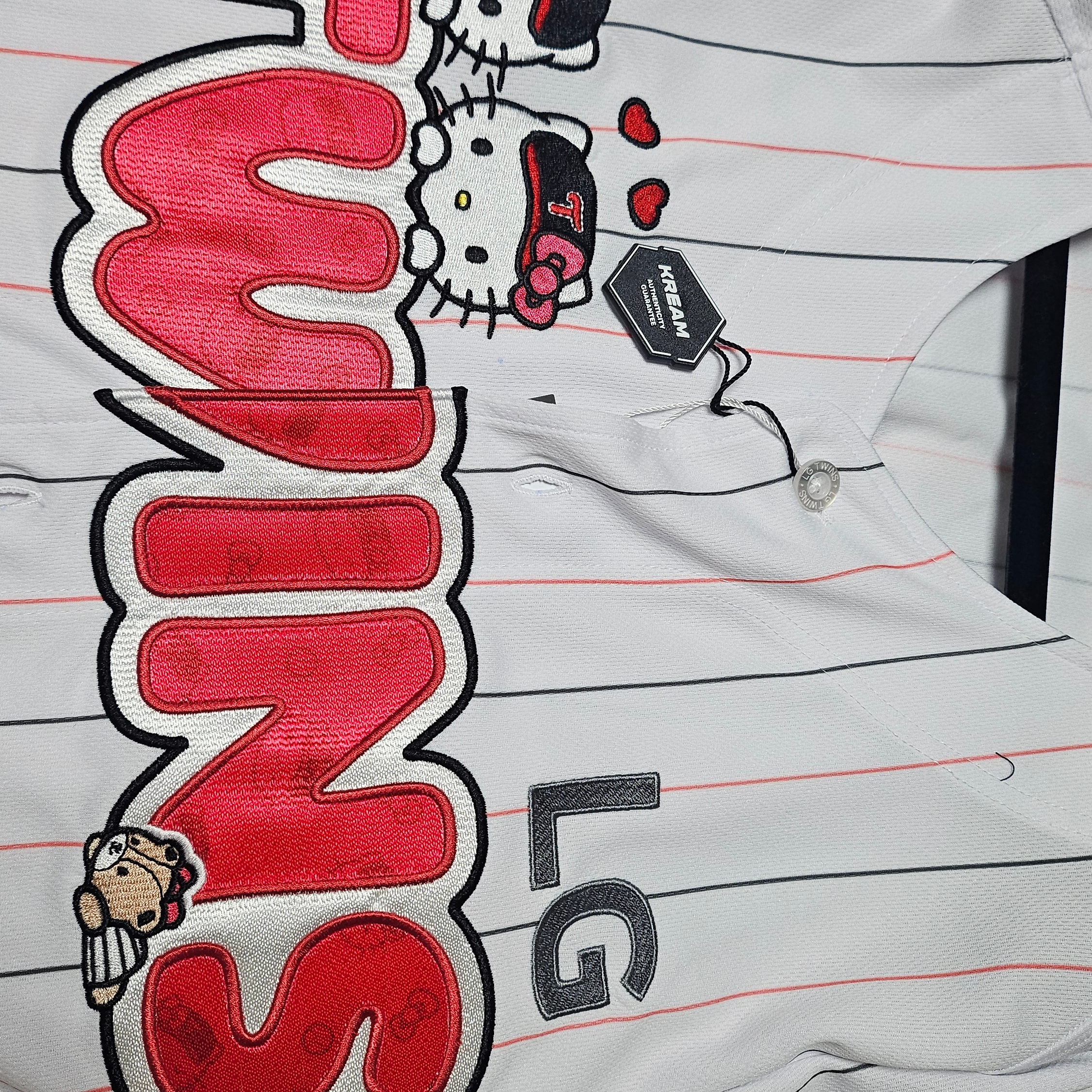 LG Twins x Hello Kitty Character Uniform Gym Sack White Pink 착용 스타일