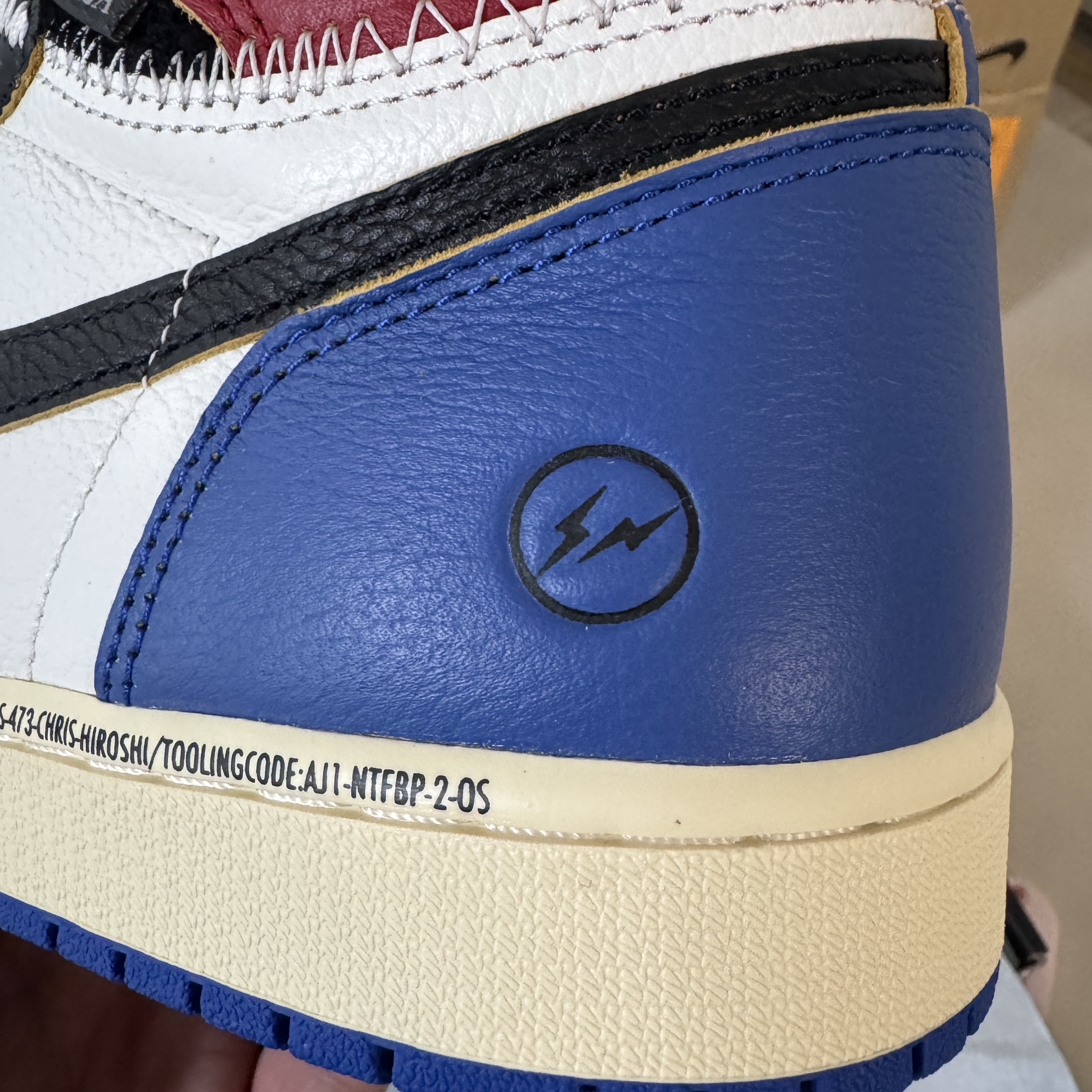 Jordan 1 x Fragment x Union LA Black and Varsity Red 착용 스타일 - 2