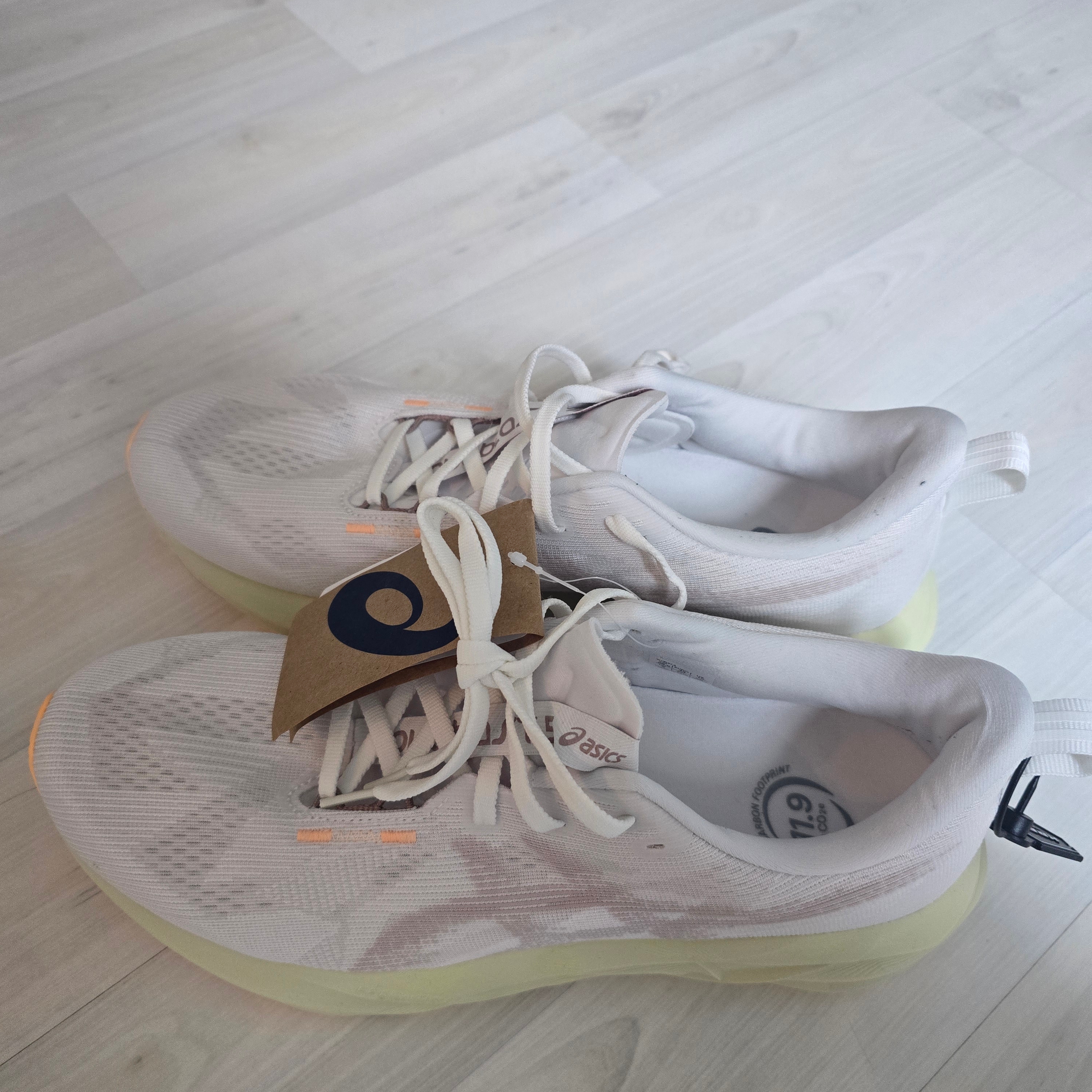 Asics Novablast 5 White Fawn 착용 스타일