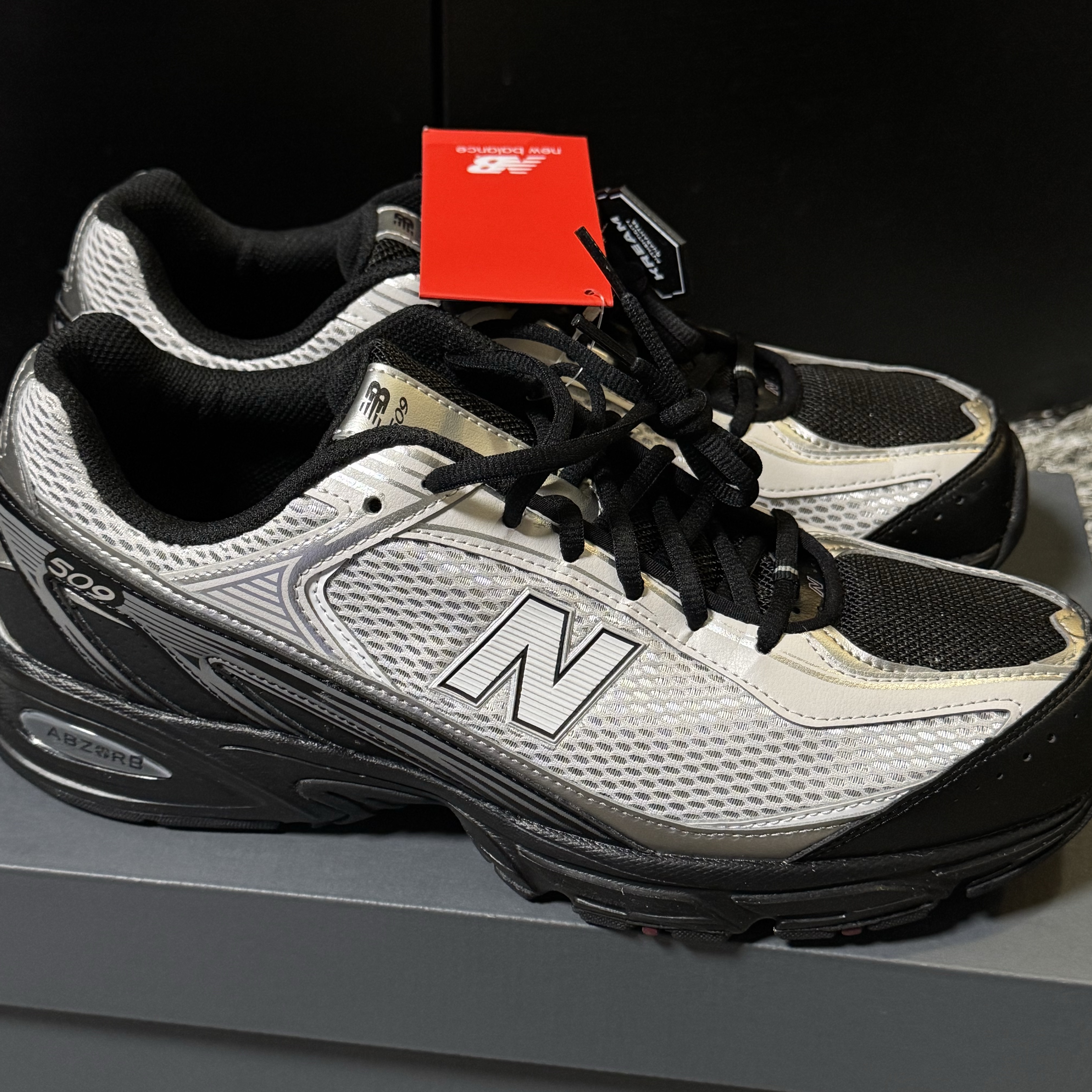 New Balance 509 Black Gray, Keen Jasper Suede Sneakers Black 착용 스타일 - 1