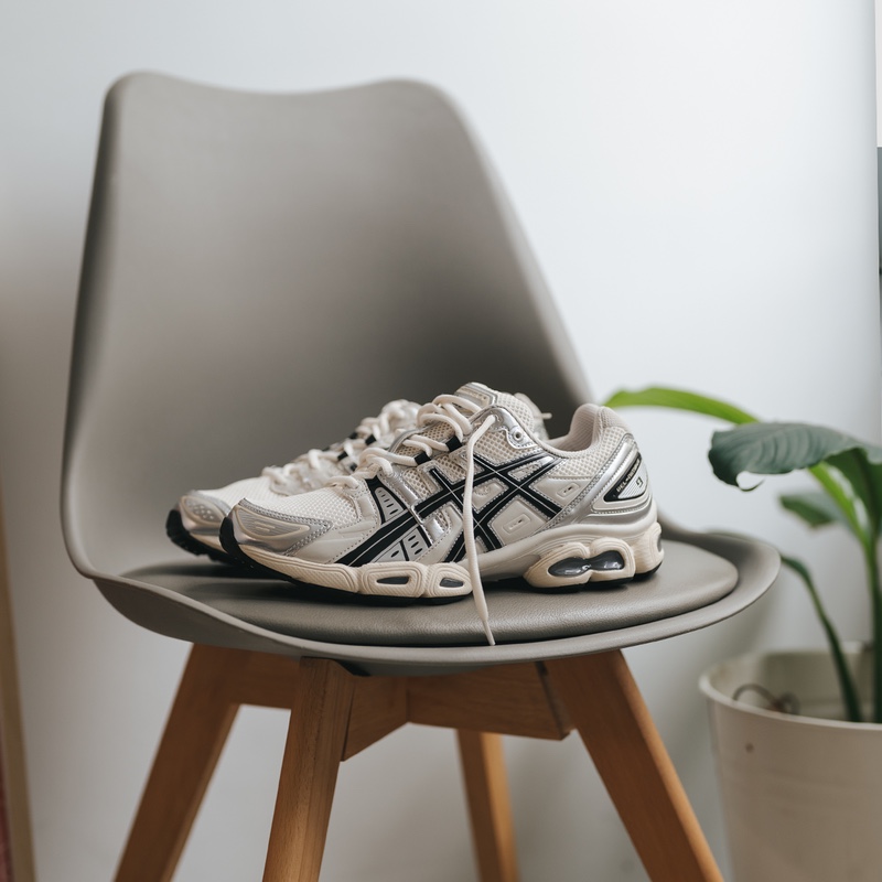 Asics Gel-Nimbus 9 Cream Black, Asics Gel-Kayano 14 Cream Black 착용 스타일 - 1