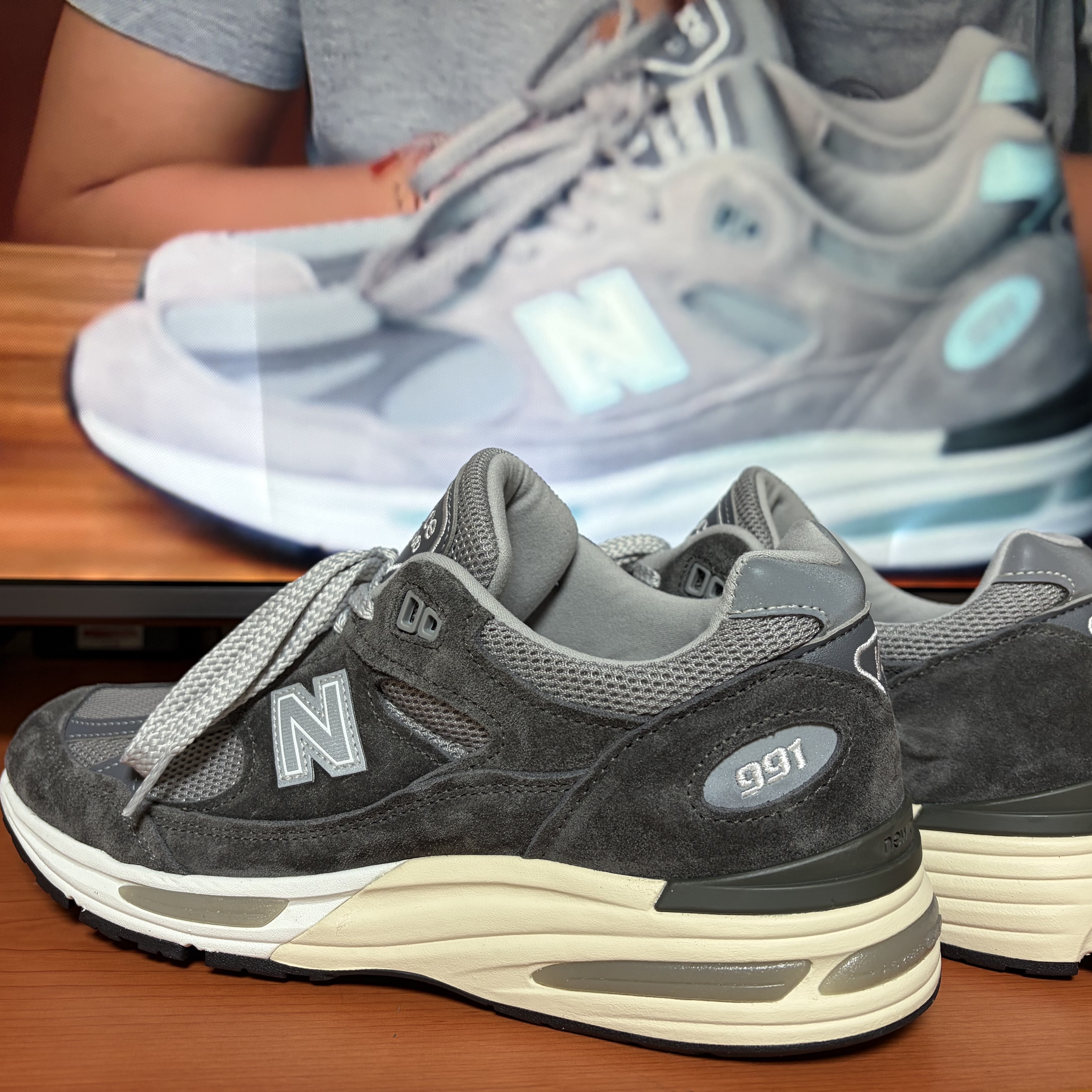 New Balance 991v2 Made in UK Forged Iron Alloy Smoked Pearl 착용 스타일 - 2