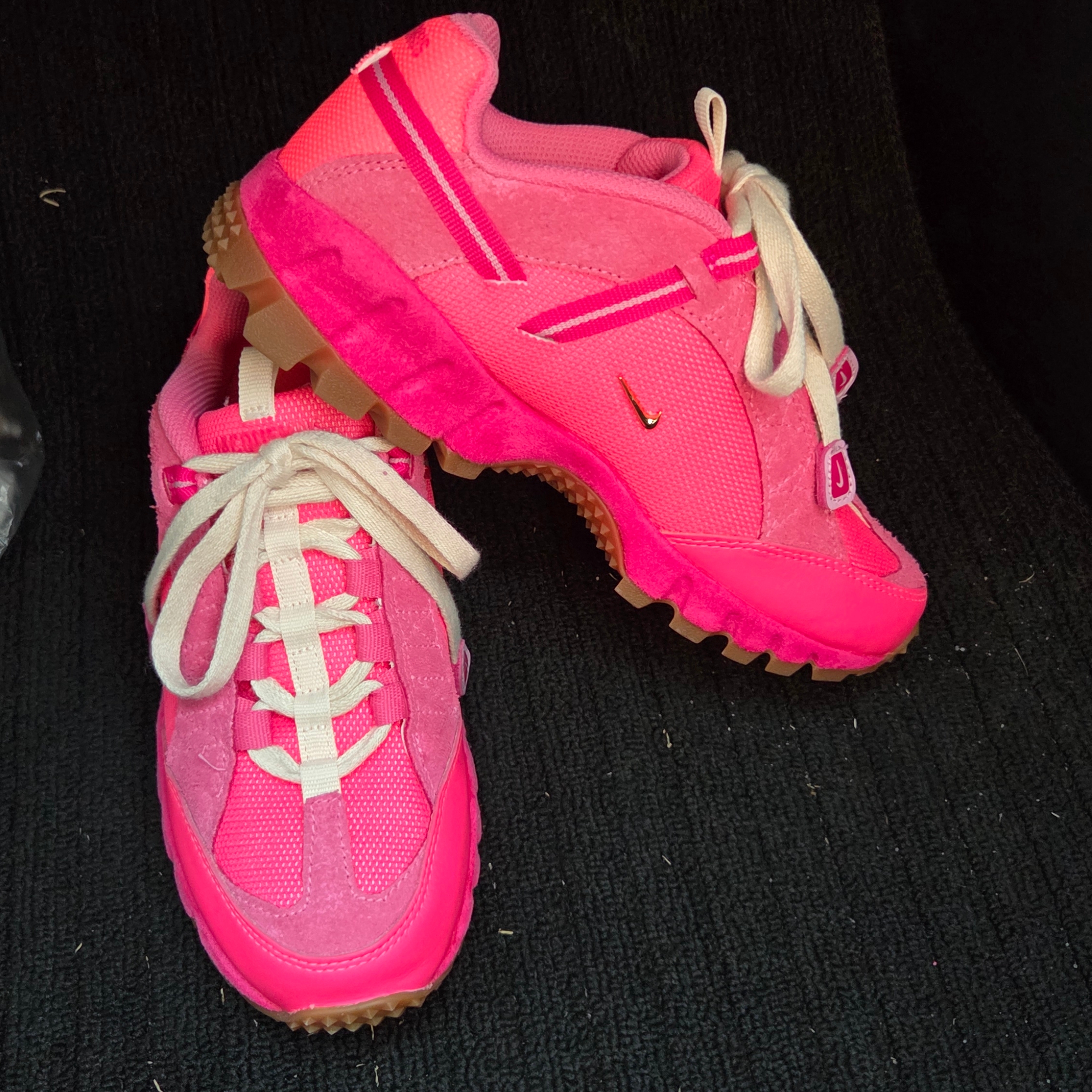Nike x Jacquemus Air Humara LX Pink Flash 착용 스타일 - 2