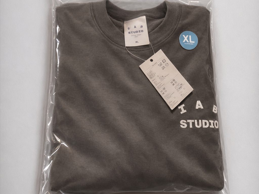 IAB Studio IAB Damaged Logo Sweatshirt Charcoal 착용 스타일