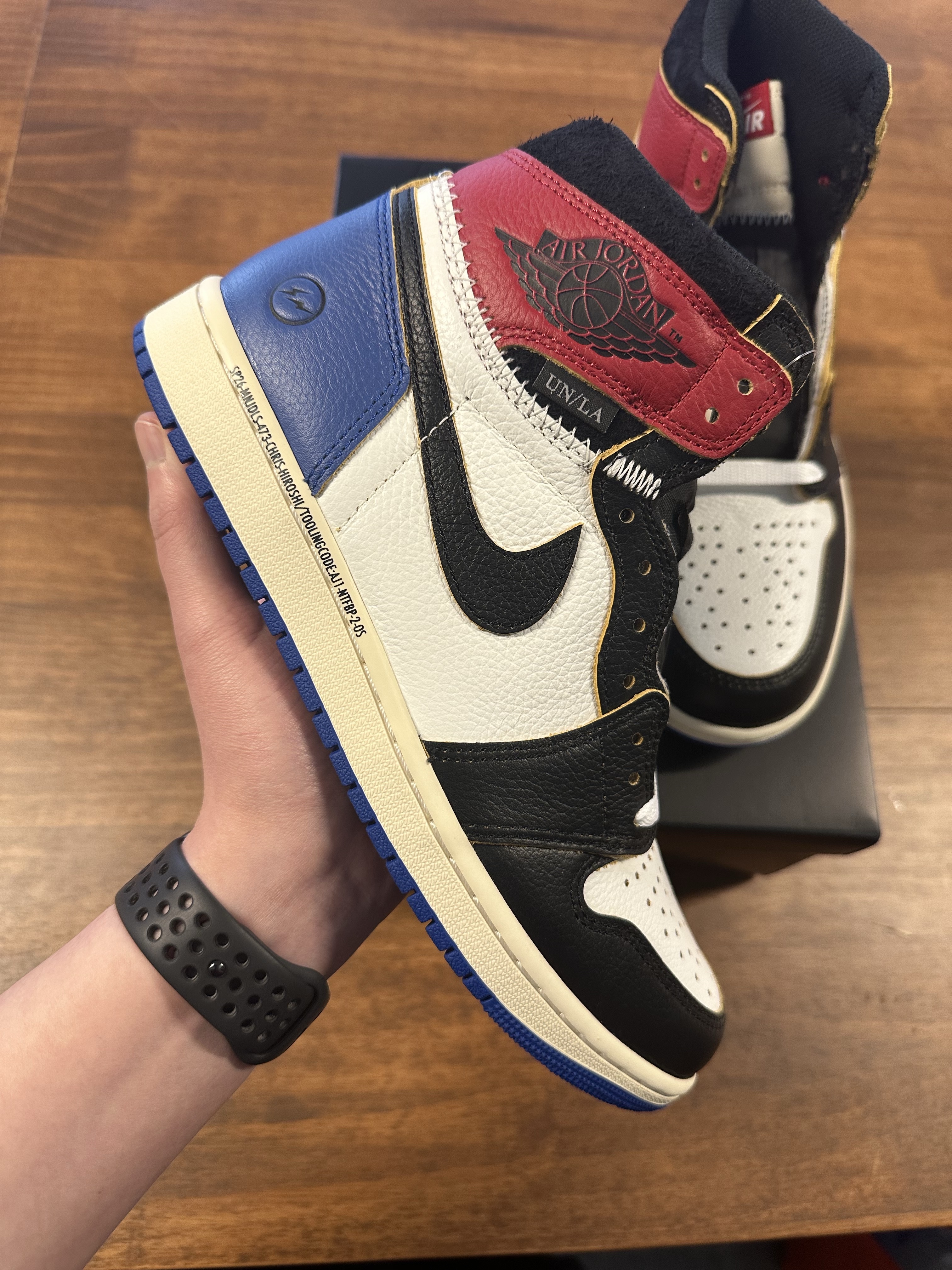Jordan 1 x Fragment x Union LA Black and Varsity Red 착용 스타일