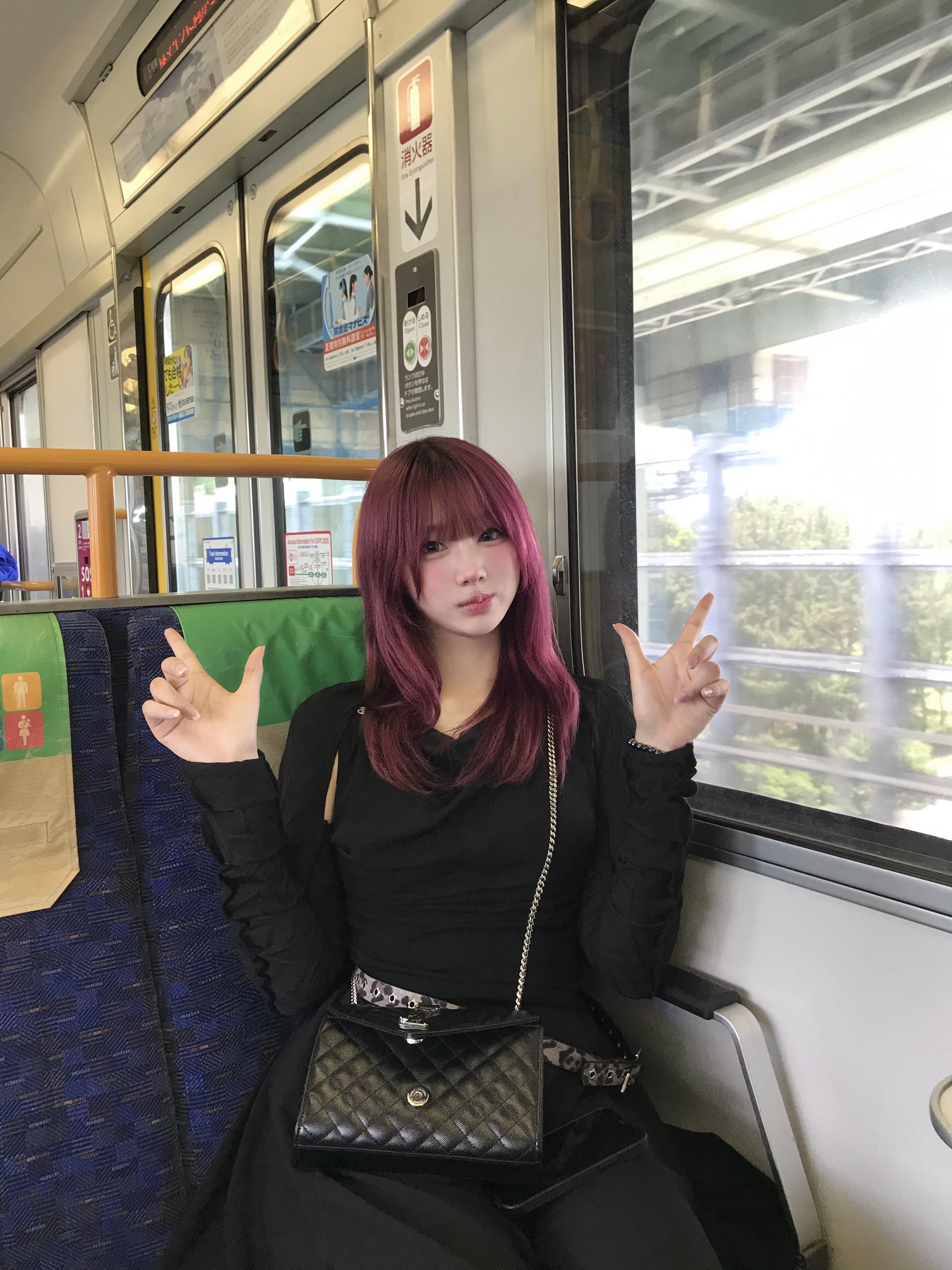 Saint Laurent Envelope Small Bag in Mix Matelasse Grain de Poudre Embossed Leather Black, Oakley Edge Icon Blackout 착용 스타일 - 1