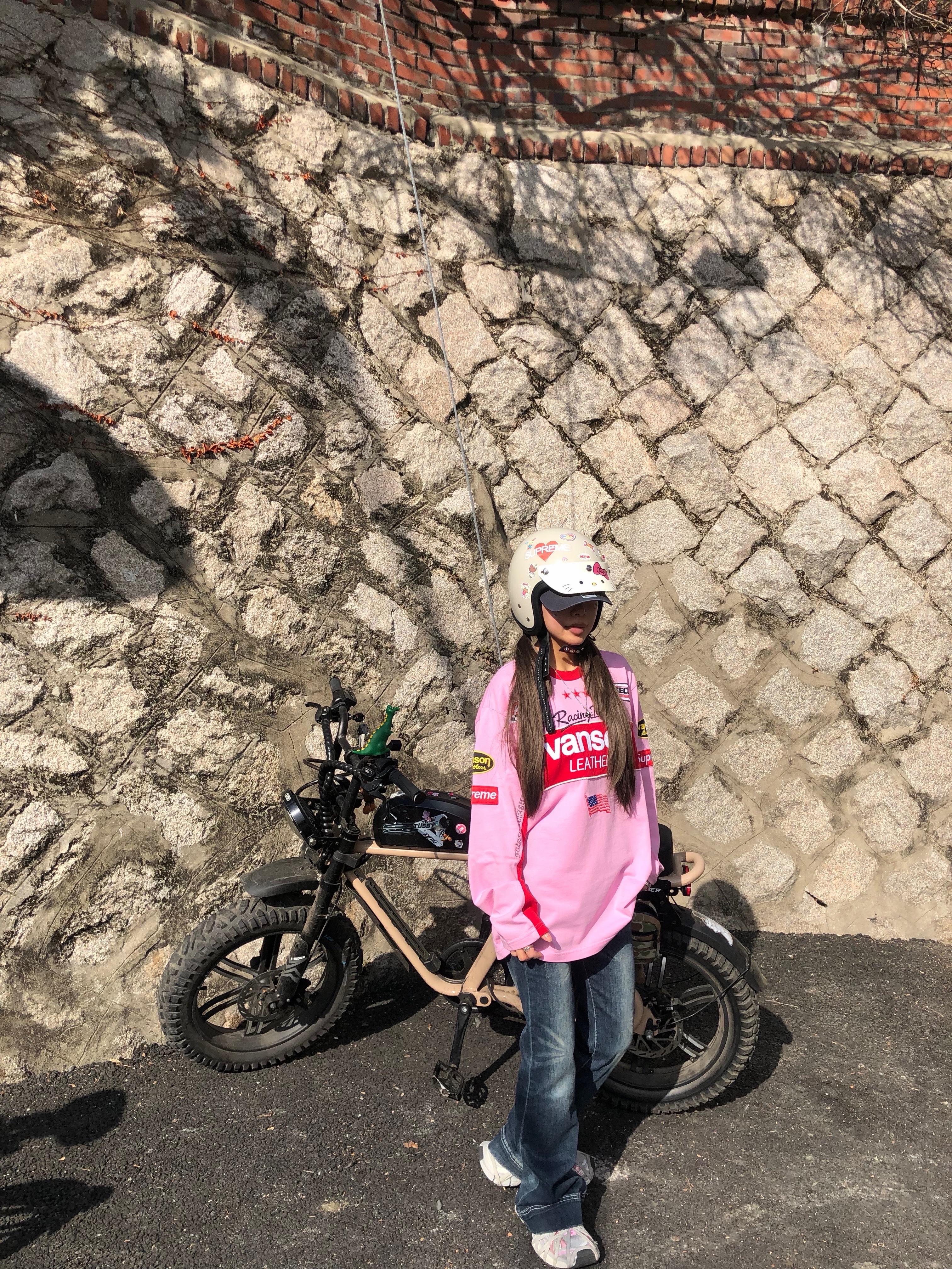 Supreme x Vanson Leathers L/S Top Pink - 26SS, Supreme x Vanson Leathers L/S Top Black - 26SS 착용 스타일 - 4