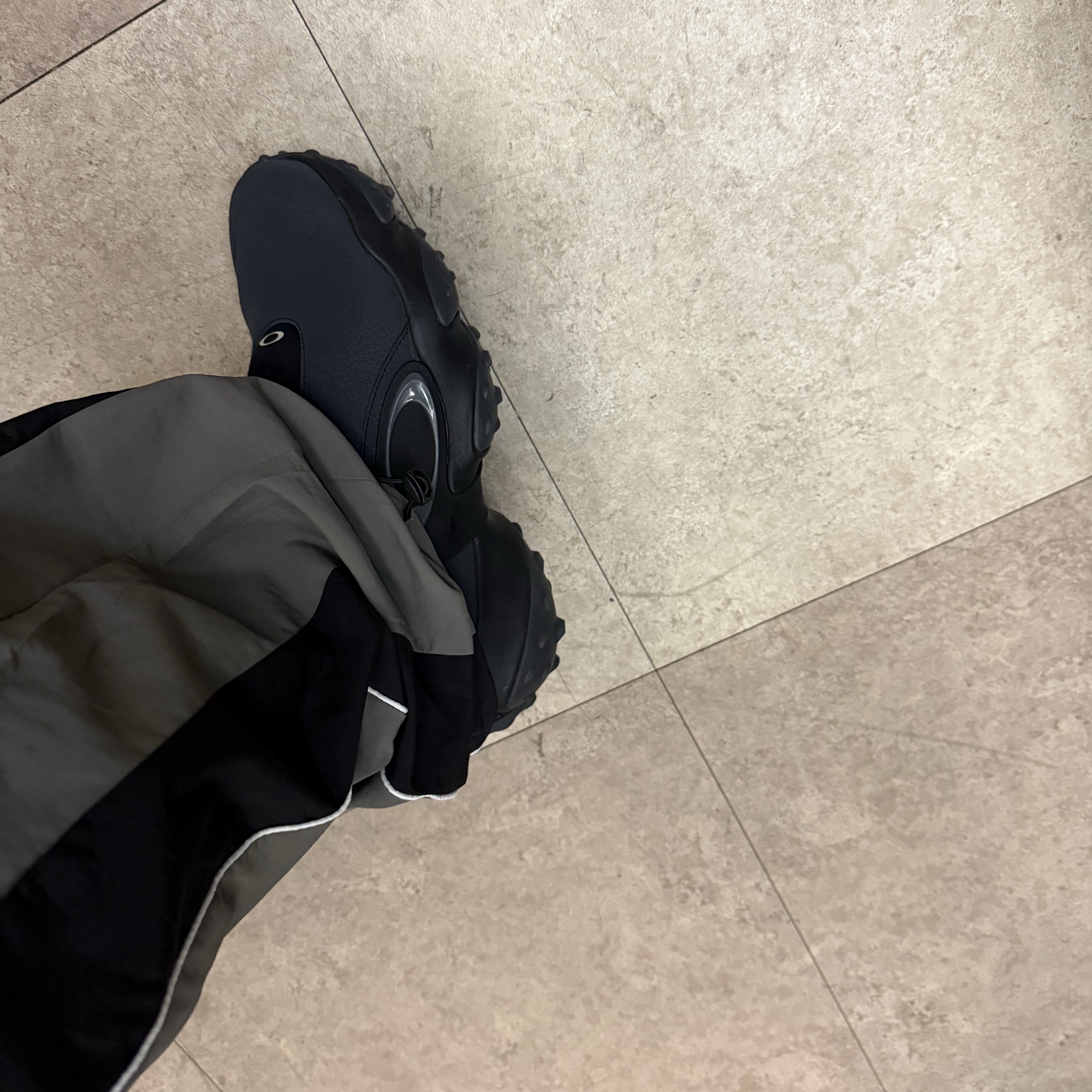 Oakley Edge Icon Blackout 착용 스타일
