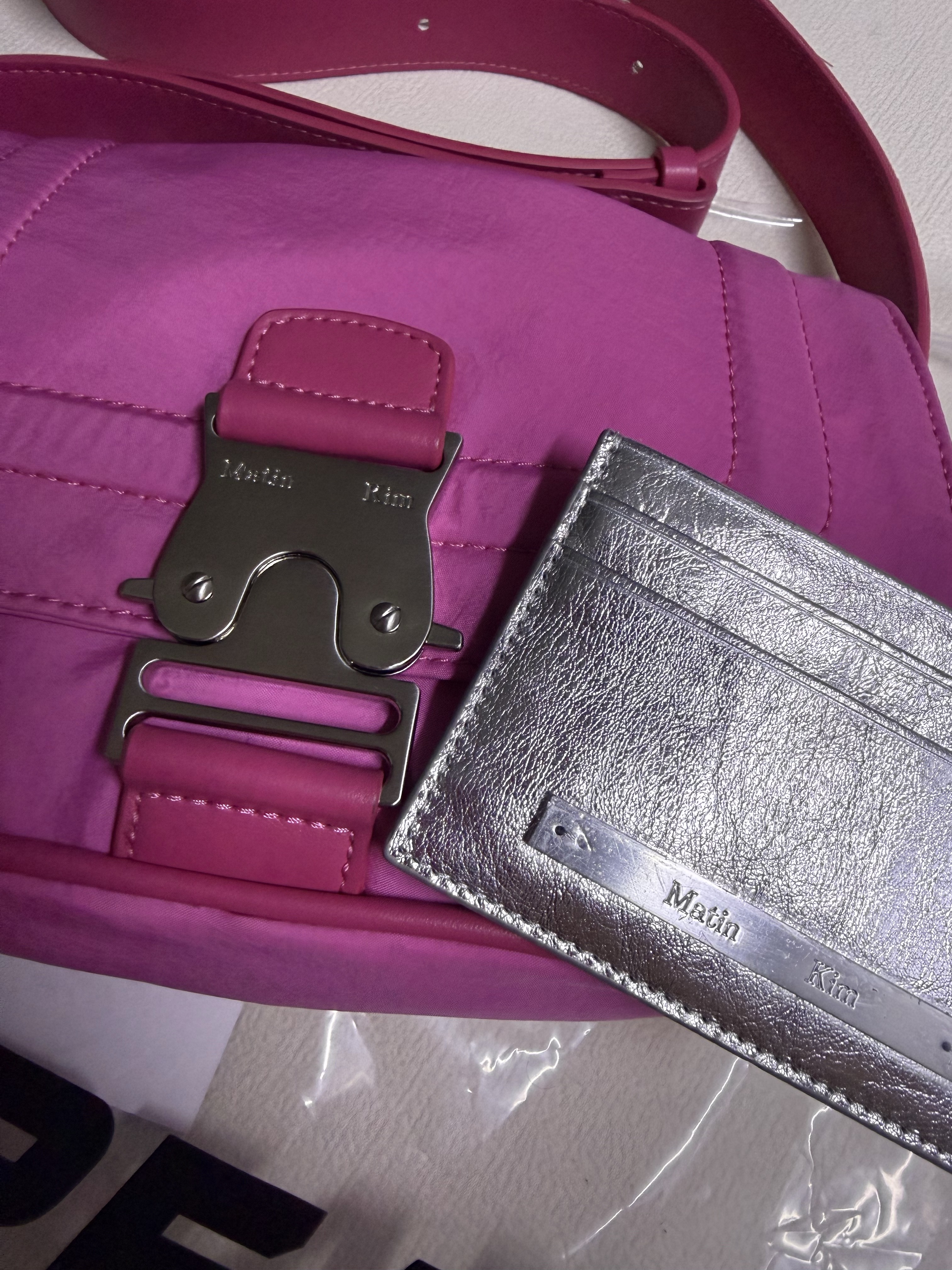 Matin Kim Vintage Card Wallet Silver, Matin Kim Crisp Mini Buckle Bag Dark Pink 착용 스타일 - 2