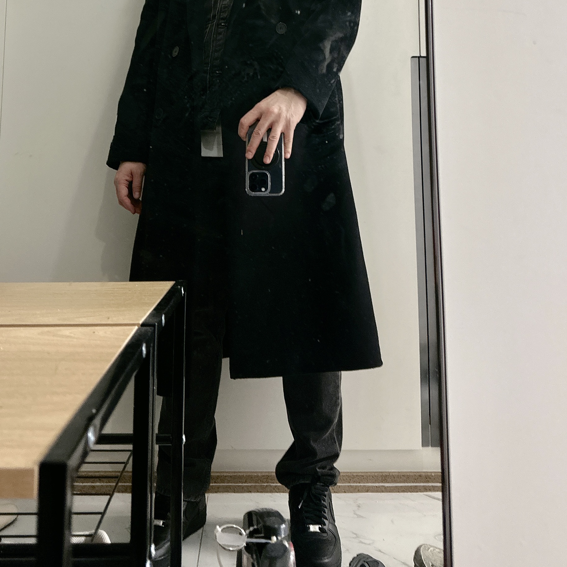 Nike Air Force 1 '07 Low Triple Black 착용 스타일 - 3