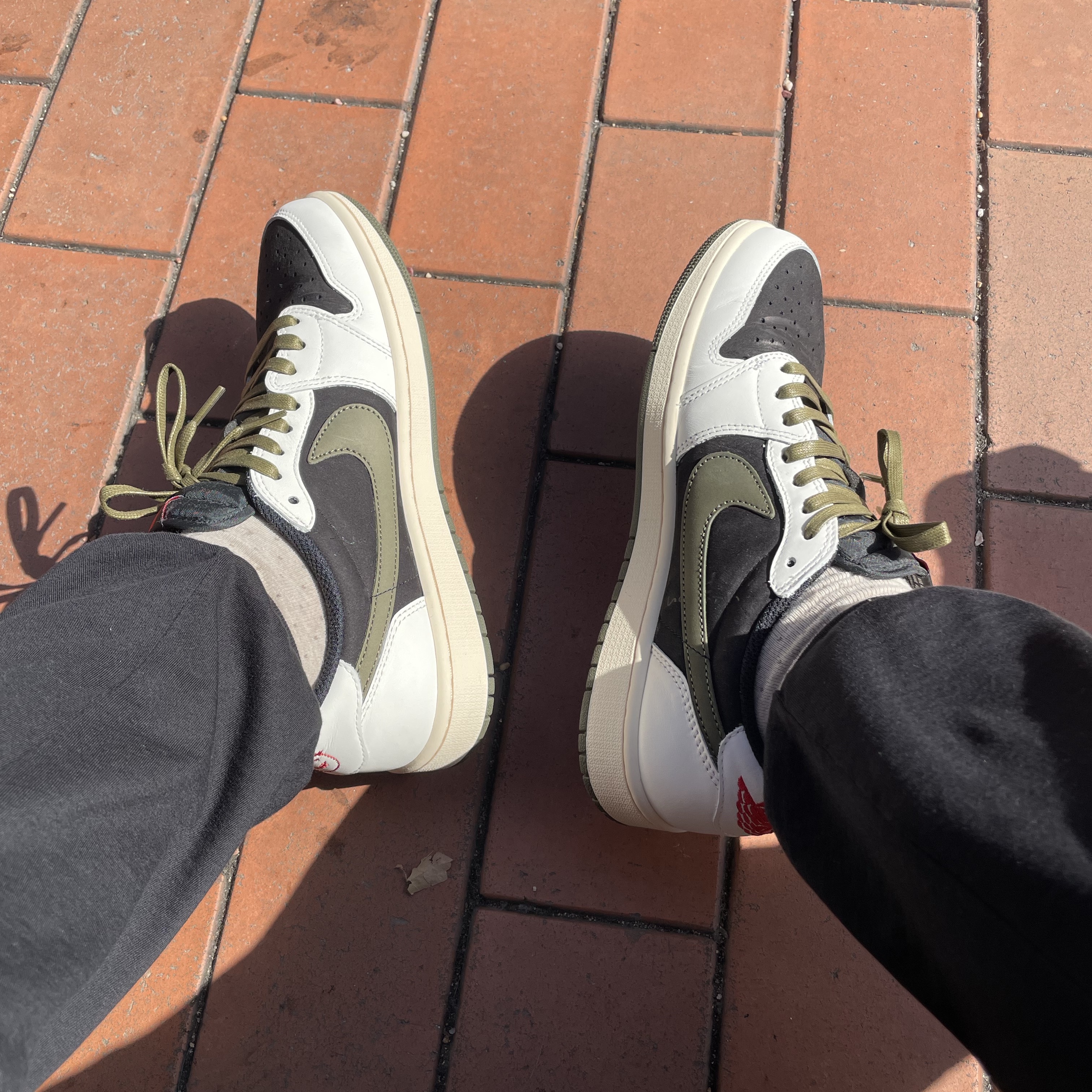 Jordan 1 x Travis Scott Retro Low OG SP Reverse Olive 착용 스타일