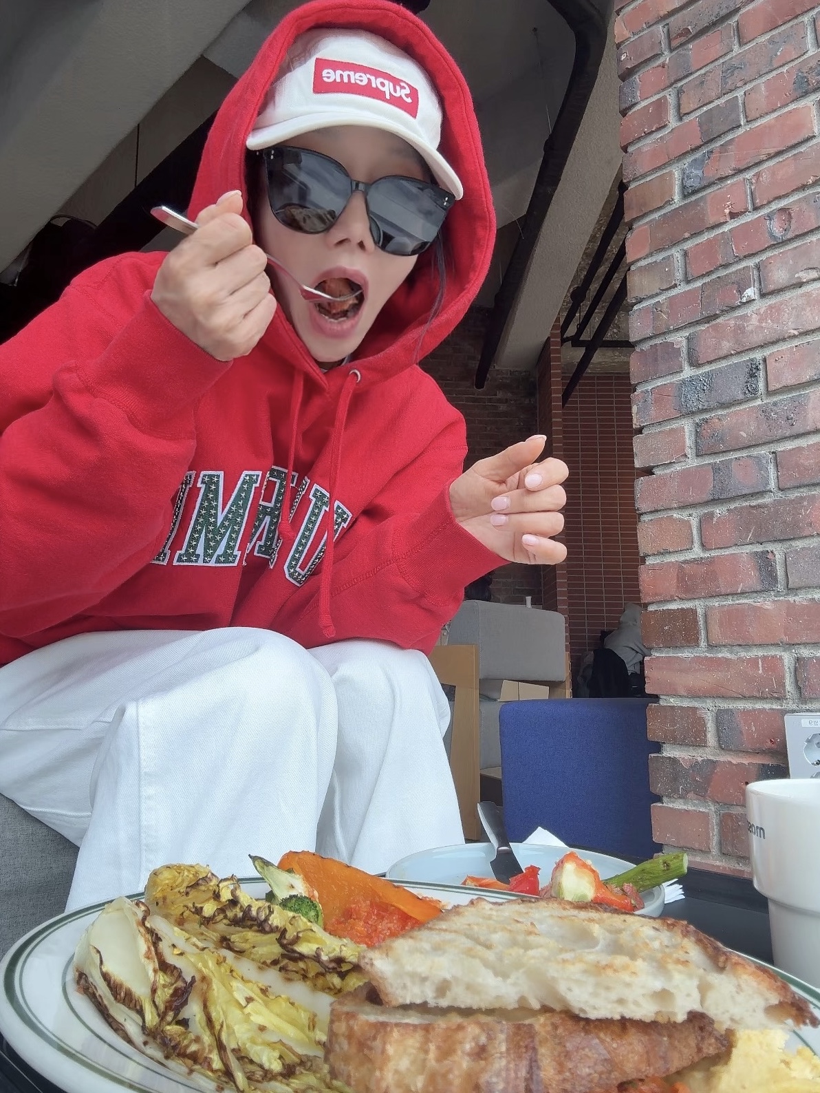 Supreme Stars Arc Hooded Sweatshirt Red - 22SS, Supreme x The North Face Expedition Jacket White - 18FW 착용 스타일 - 2