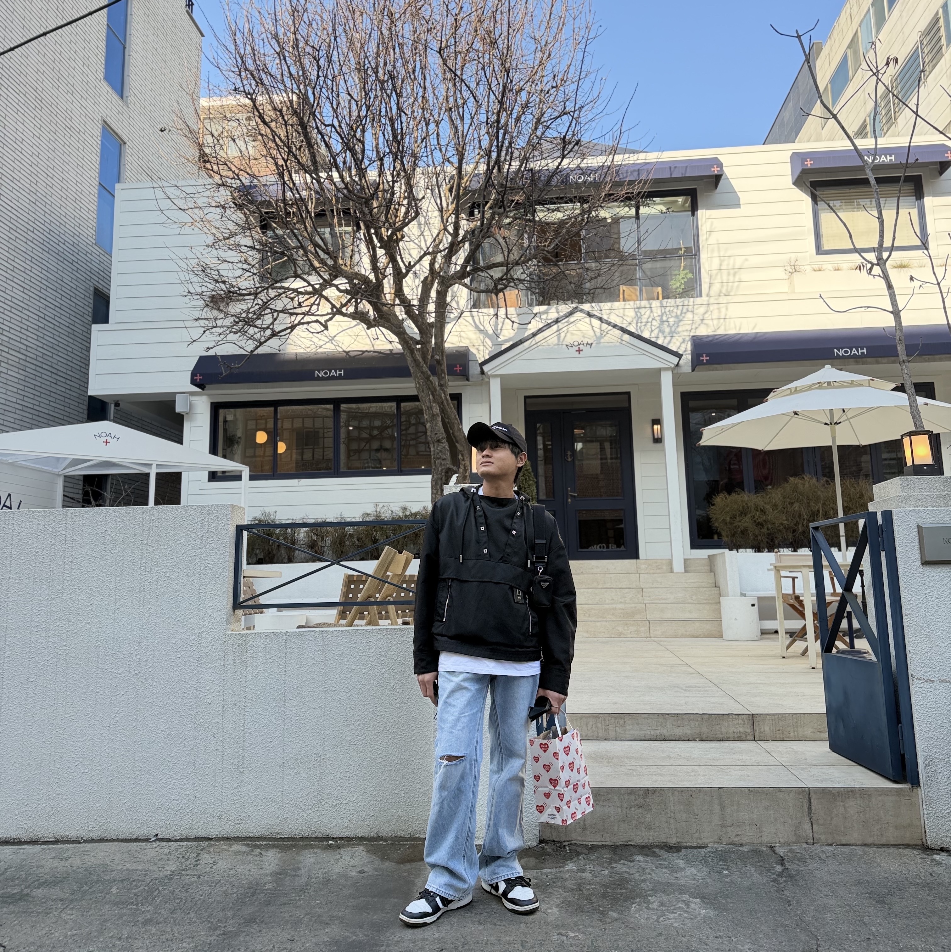 Wooyoungmi Cordura Anorak Jumper Black - 23FW, Prada Re-Nylon and Saffiano Leather Shoulder Bag Black 착용 스타일