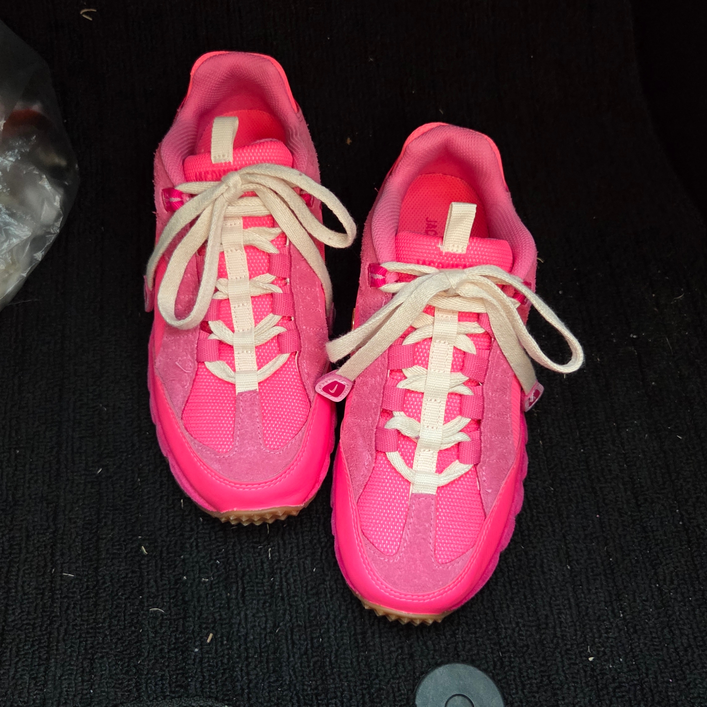 Nike x Jacquemus Air Humara LX Pink Flash 착용 스타일 - 1