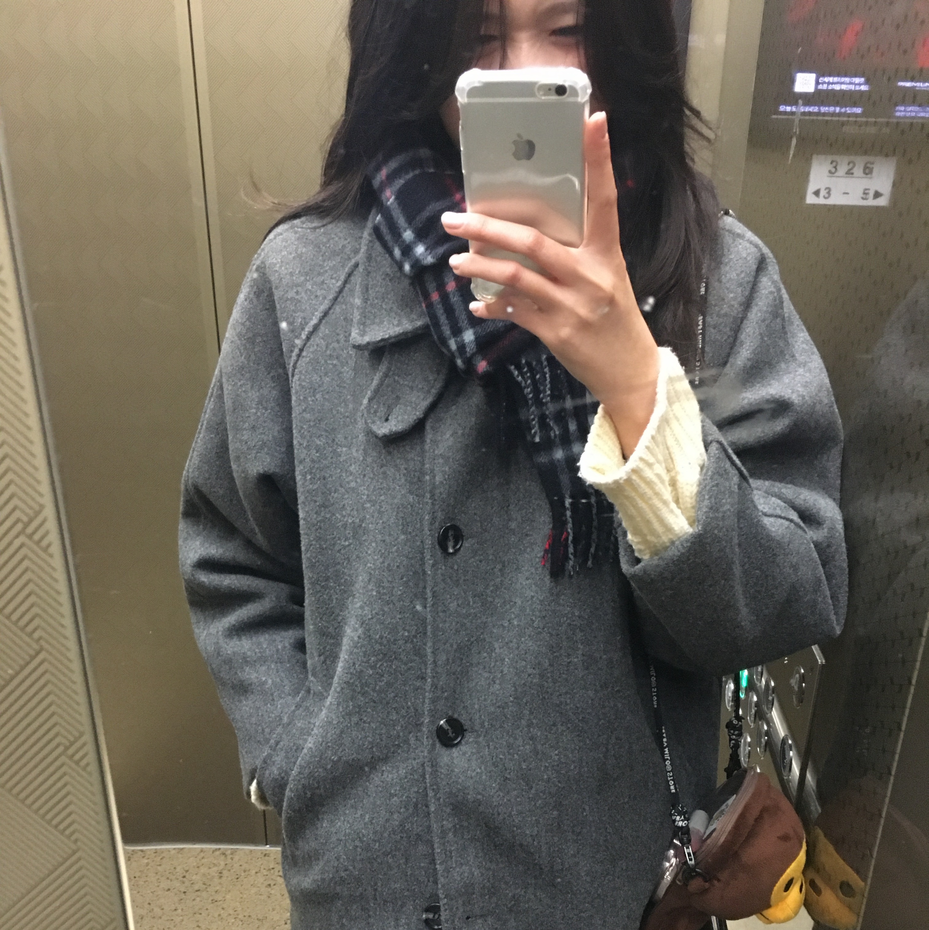 BAPE Baby Milo Mobile Bag Brown, Burberry Classic Check Cashmere Muffler Navy 착용 스타일 - 2