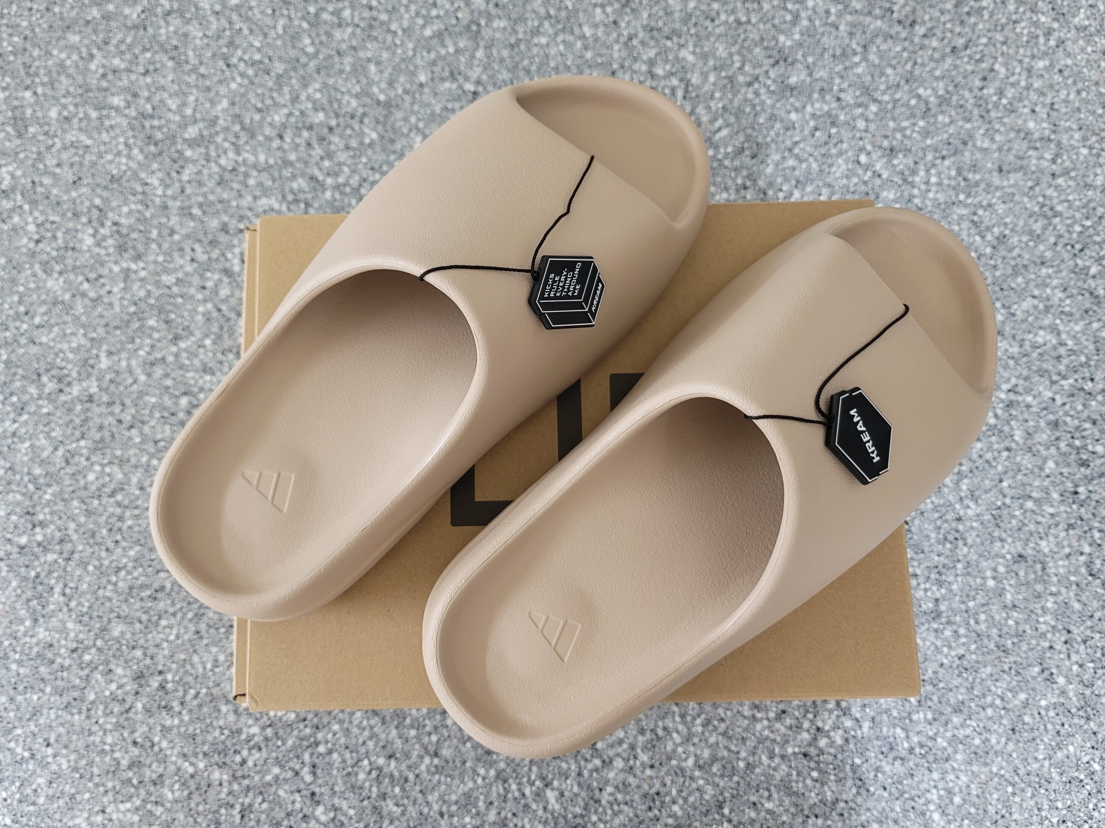 Adidas Yeezy Slide Desert Sand 착용 스타일