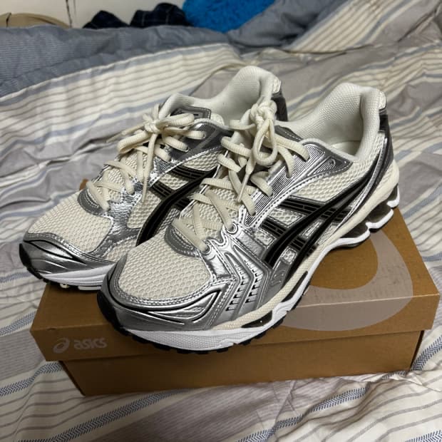 Asics Gel-Nimbus 9 Cream Black, Asics Gel-Kayano 14 Cream Black 착용 스타일 - 3