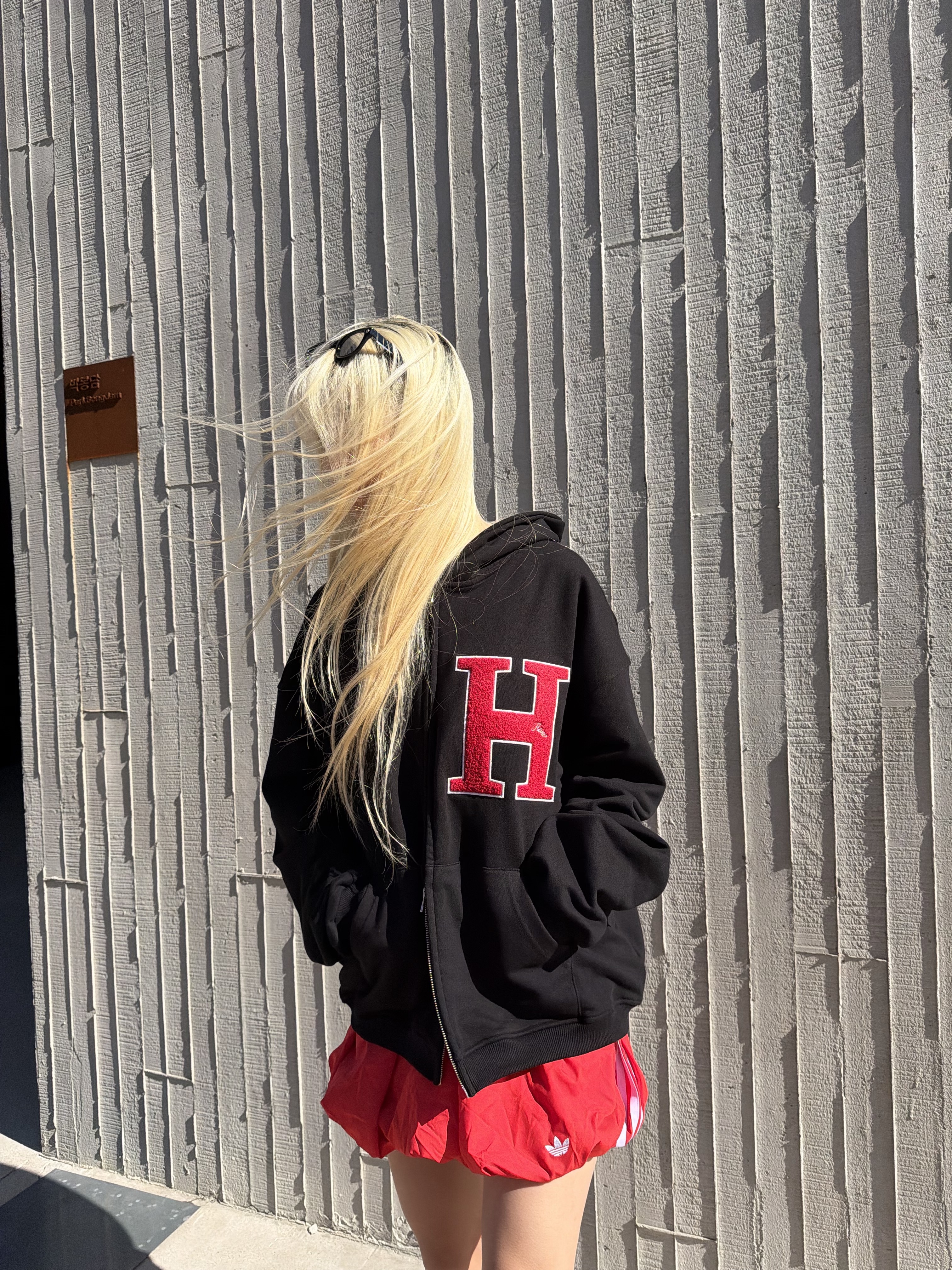 Hono Report H Boucle Hooded Zip-up Red Patch 착용 스타일 - 3
