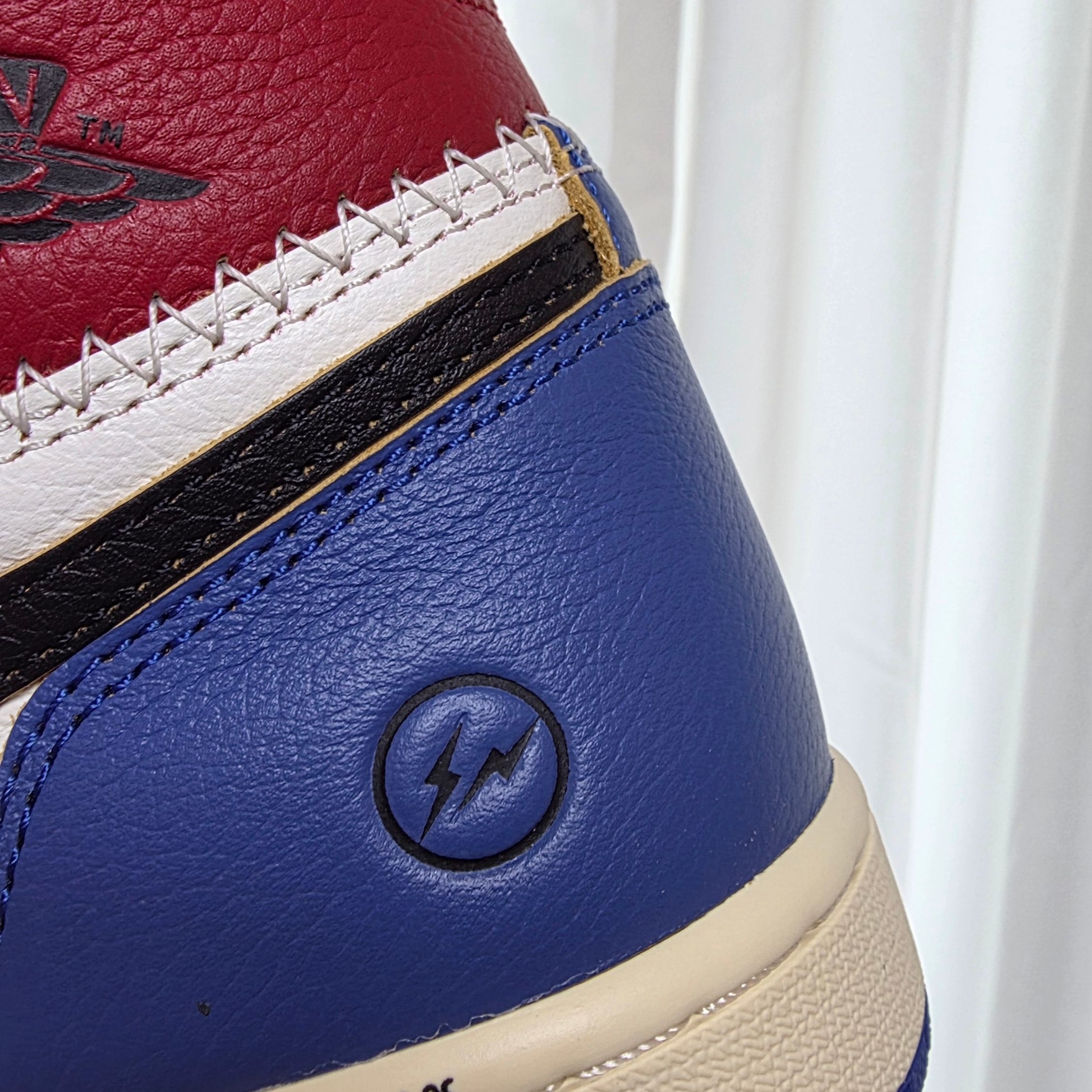 Jordan 1 x Fragment x Union LA Black and Varsity Red 착용 스타일 - 4
