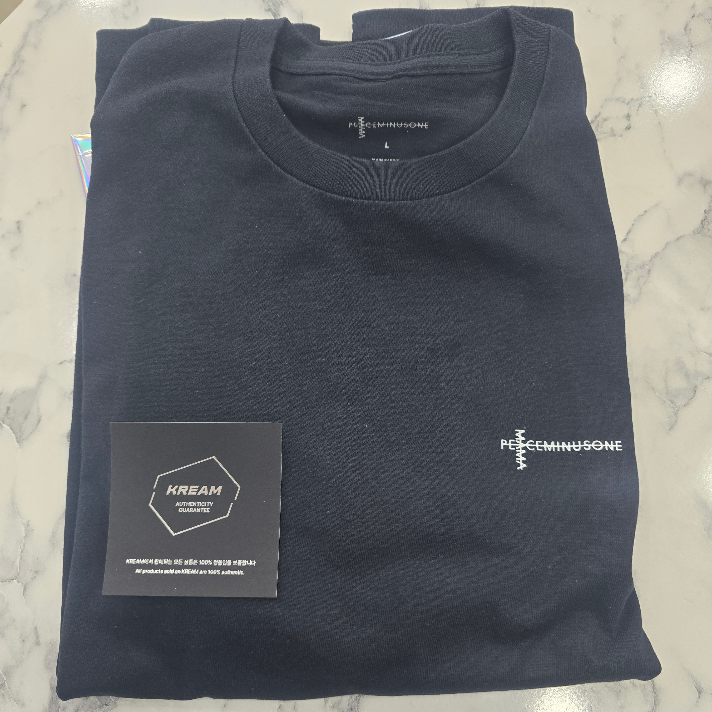 Peaceminusone x 2025 MAMA Awards Peacemamaone T-Shirt Black 착용 스타일 - 1
