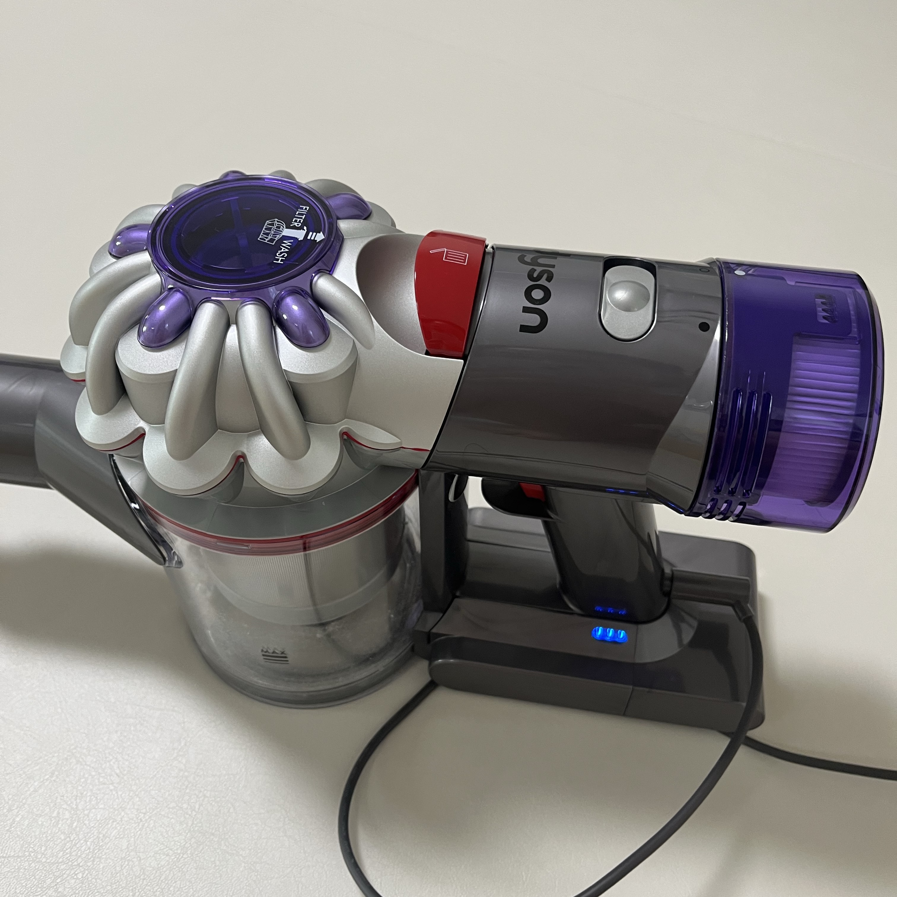 Dyson Wireless Vacuum Cleaner V8 silver red 착용 스타일 - 1