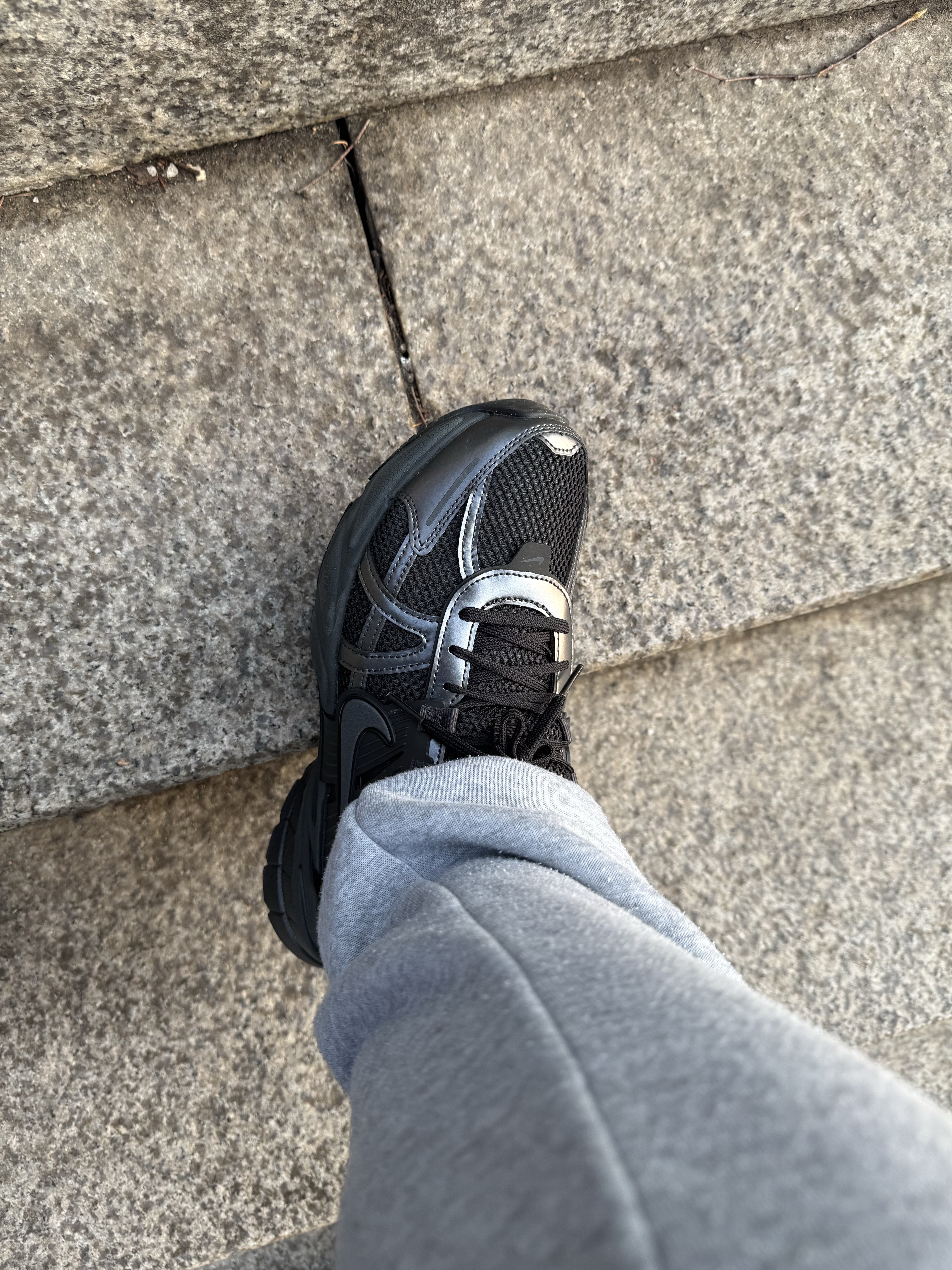 Nike V2K Run Black Anthracite 착용 스타일 - 4