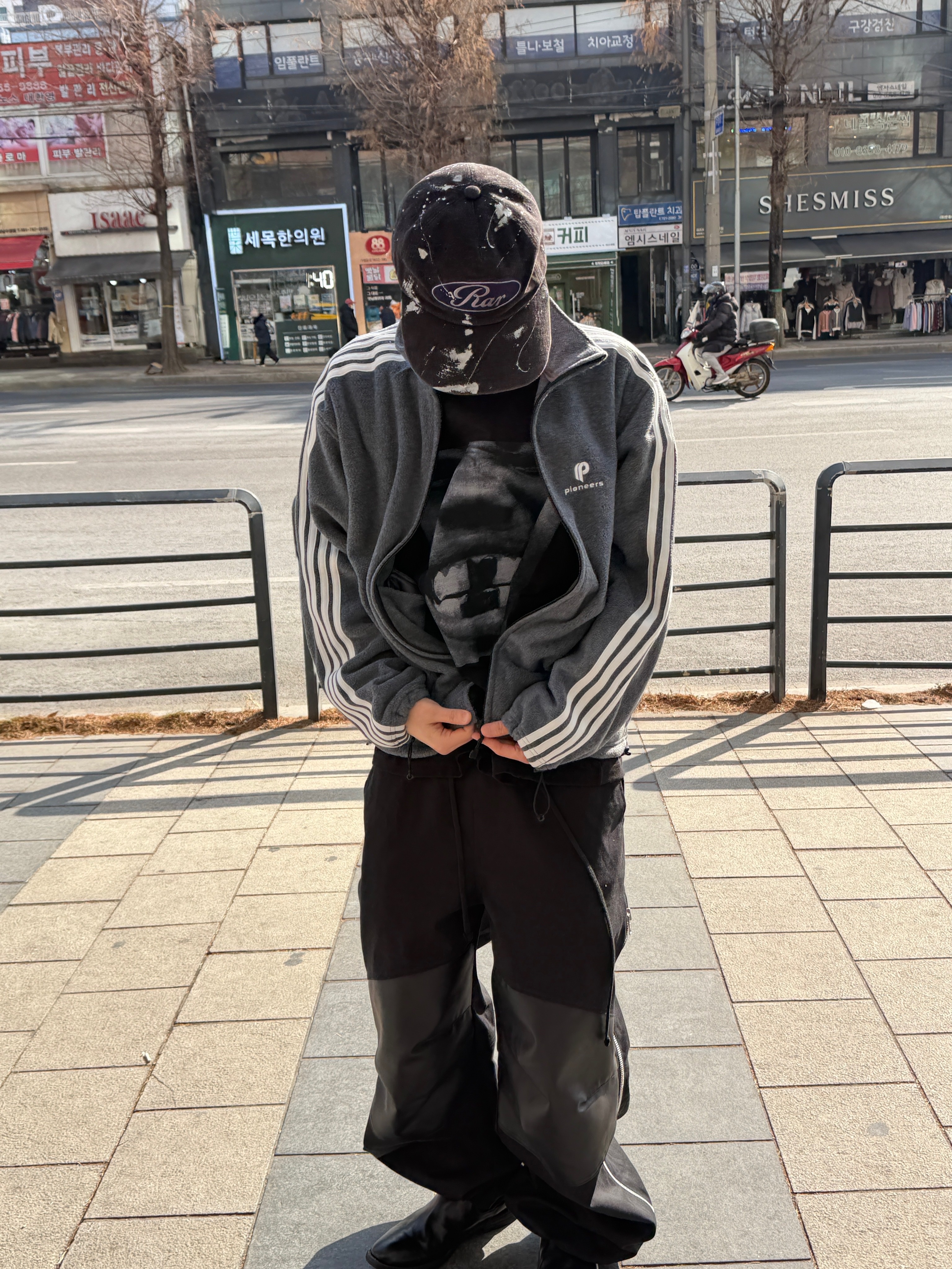 ROARINGRAD Carbon-Coated Side-Zip Pants Black 착용 스타일 - 1