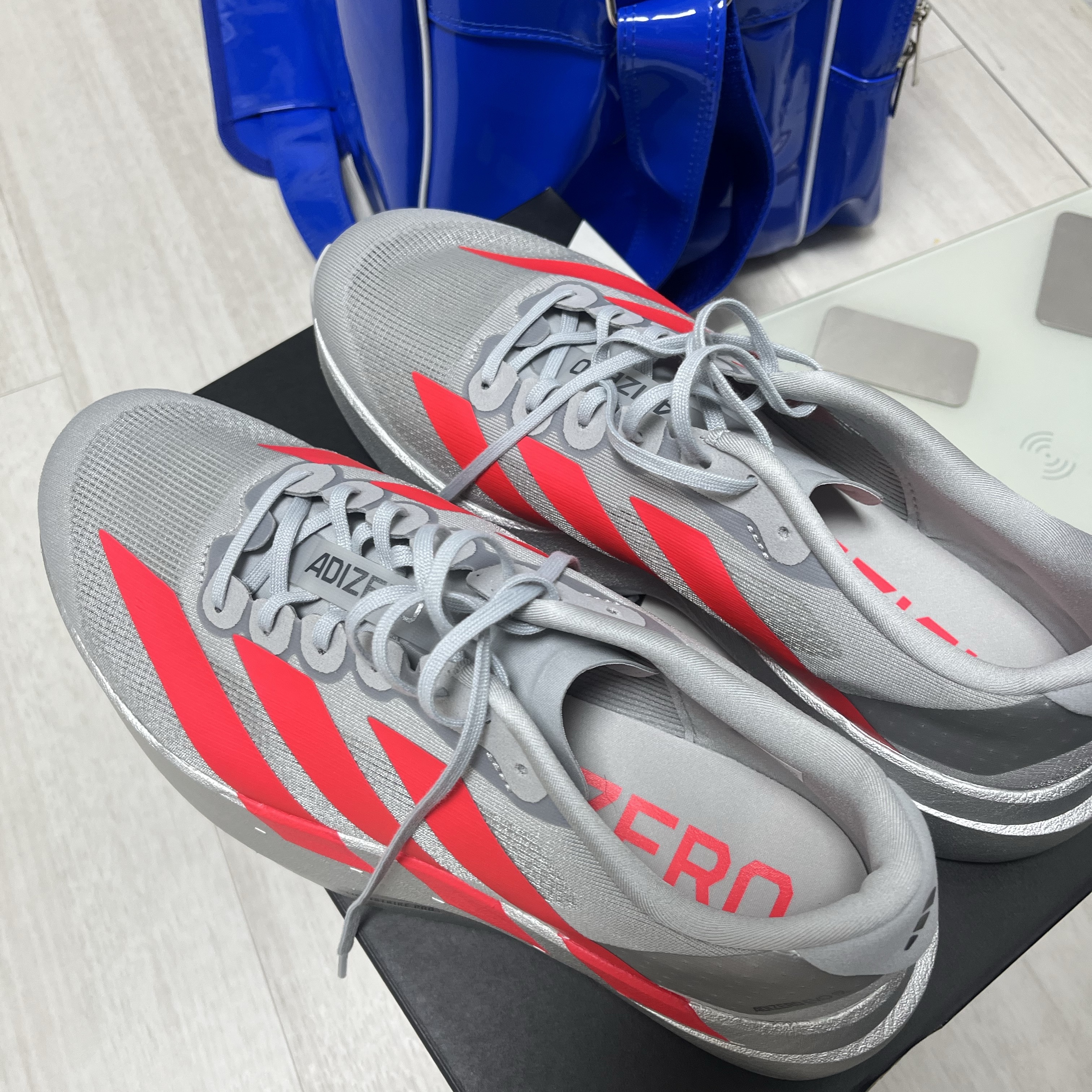 Adidas Adizero EVO SL Silver Metallic Lucid Red 착용 스타일