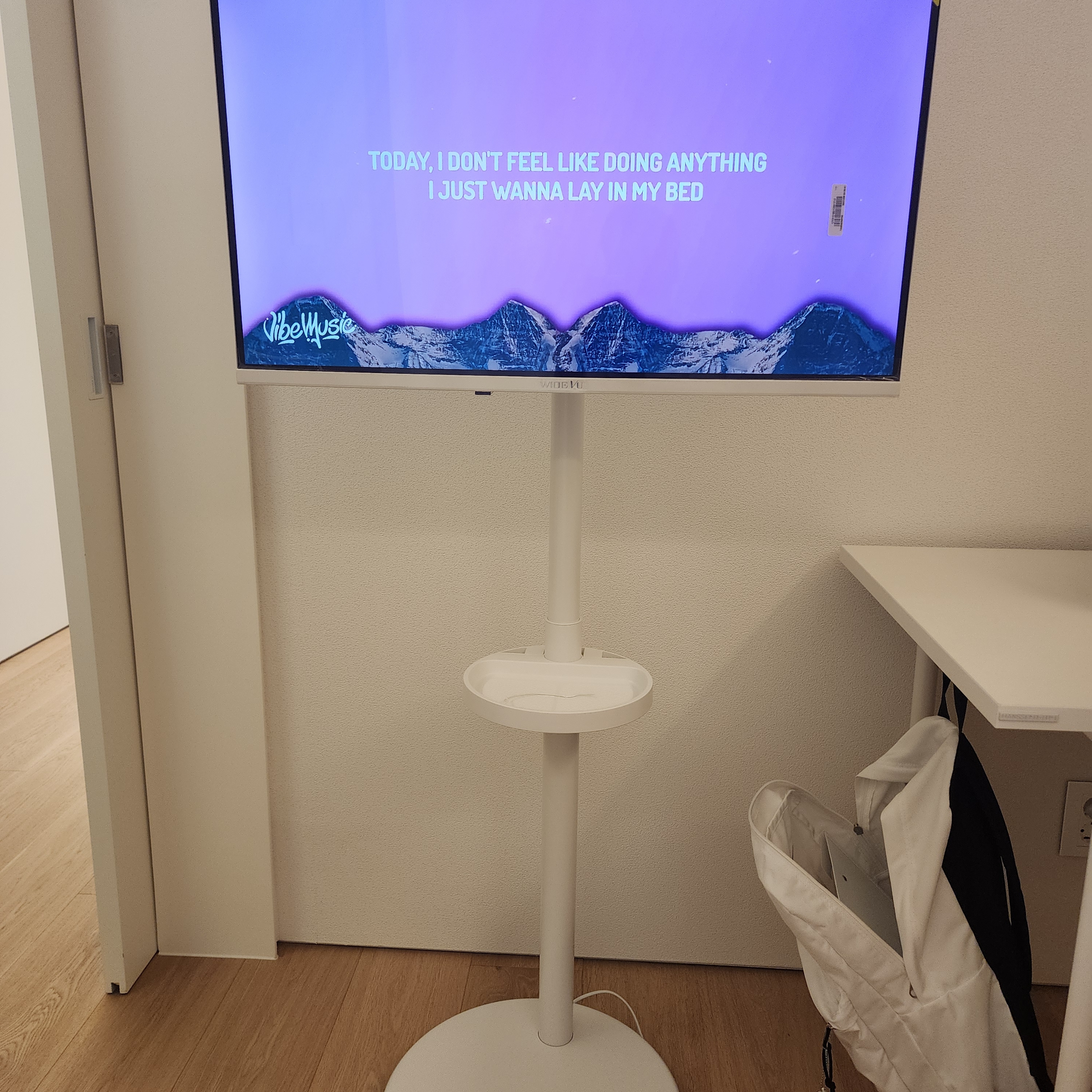 [15% 쿠폰] WIDEVU WideMovingVu White Edition V3 Set QLED 81 cm (32 in) FHD Smart Mobile TV 착용 스타일