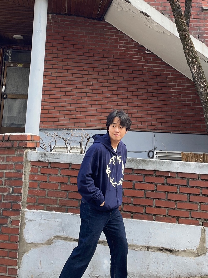 AMOU Dancing Circle Crop Hoodie Zip-Up Navy, Red Wing Beckman Boots Black Cherry Excalibur - D 착용 스타일 - 3