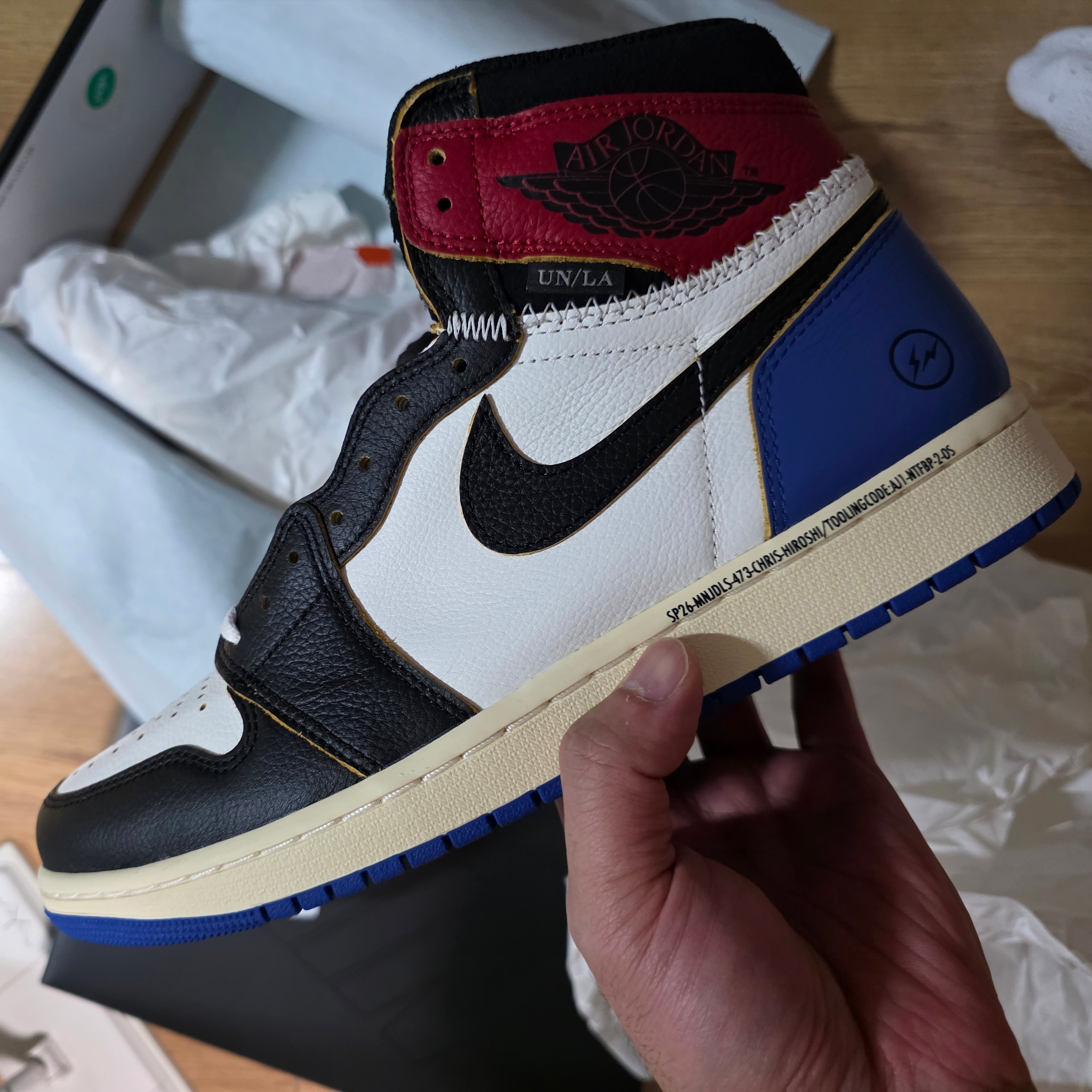 Jordan 1 x Fragment x Union LA Black and Varsity Red 착용 스타일 - 2