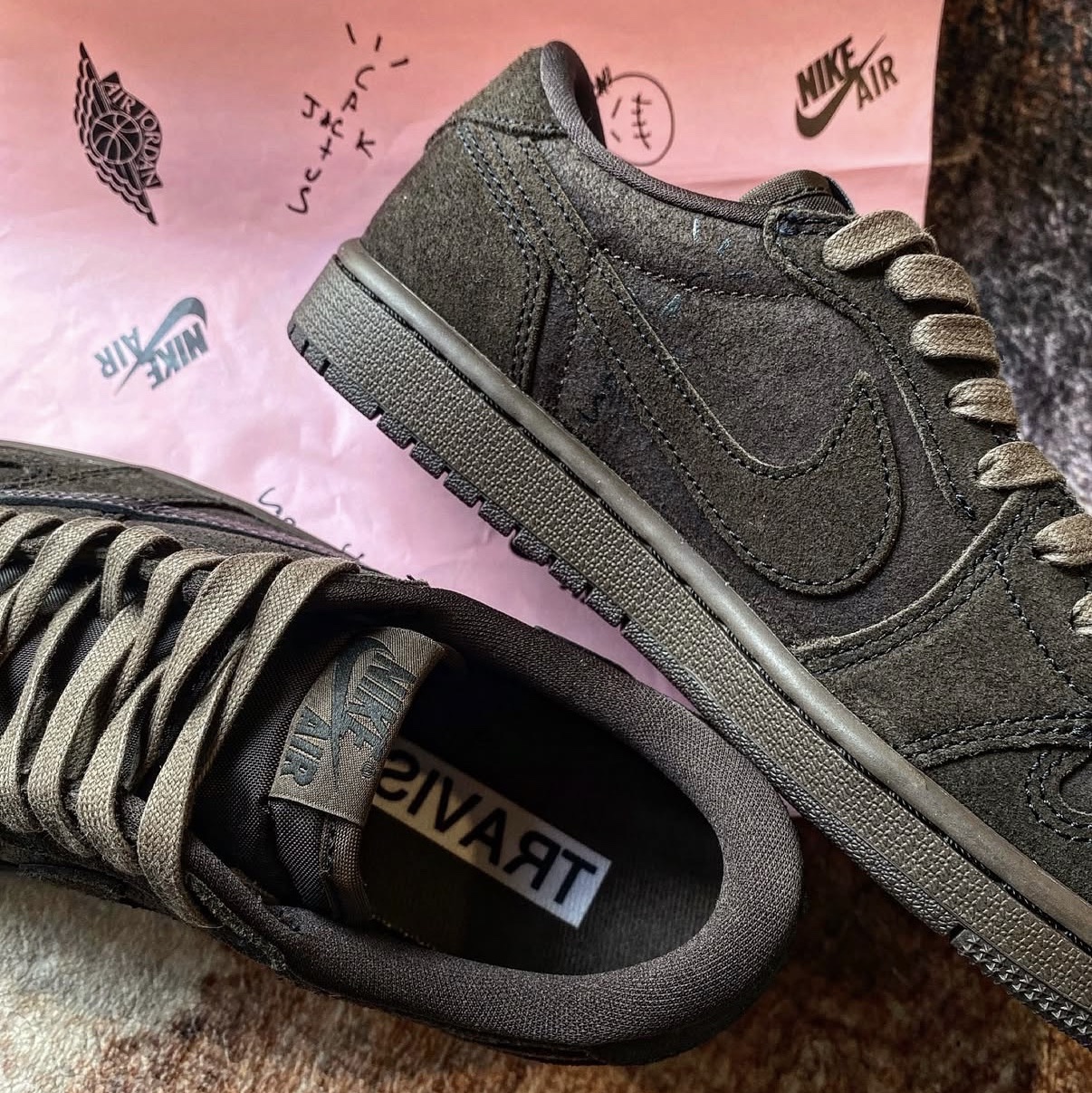 Jordan 1 x Travis Scott Retro Low OG SP Velvet Brown and Dark Mocha 착용 스타일 - 1
