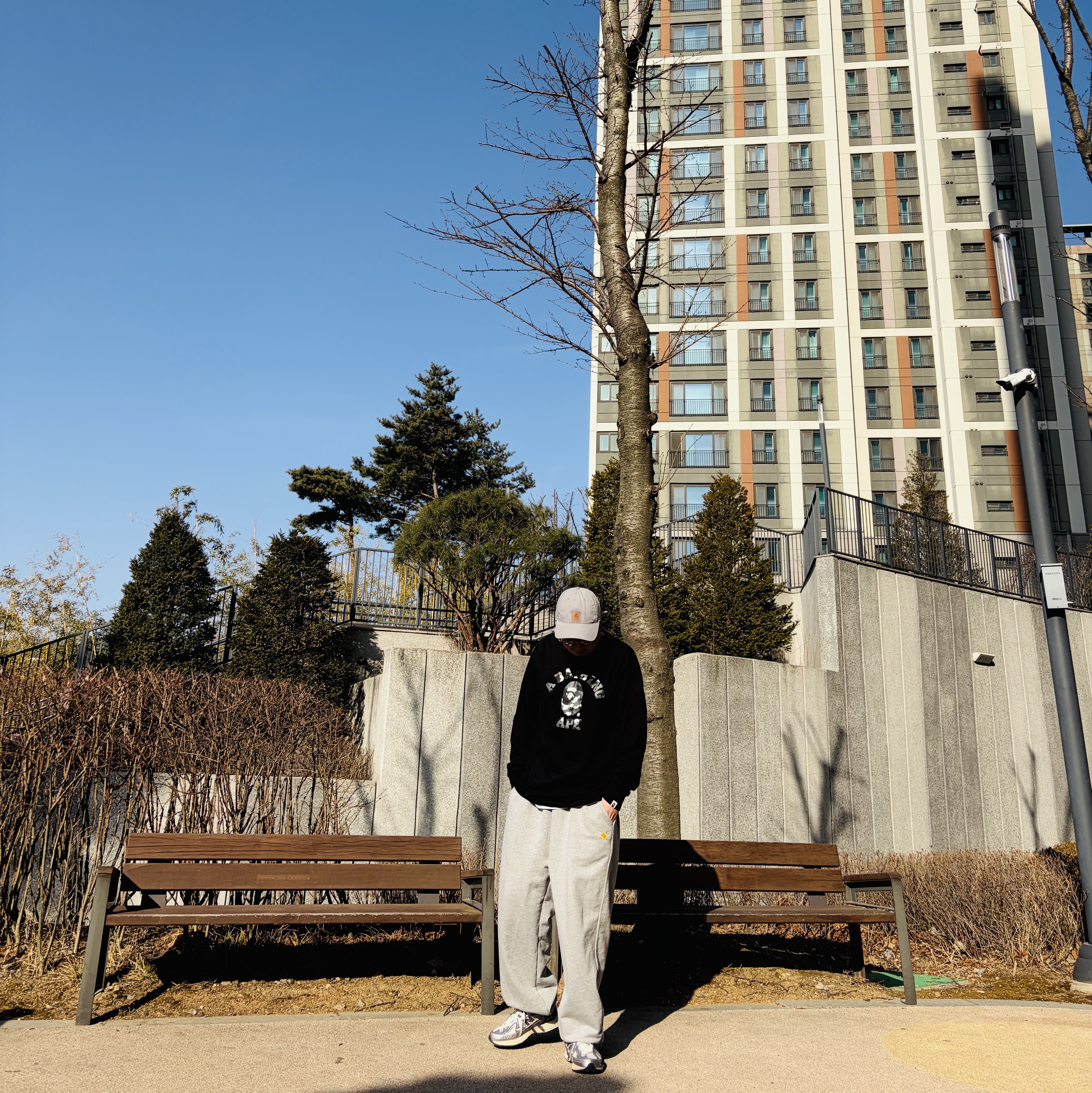 Carhartt Canvas Cap Asphalt, BAPE City Camo College L/S T-Shirt Black 착용 스타일 - 1