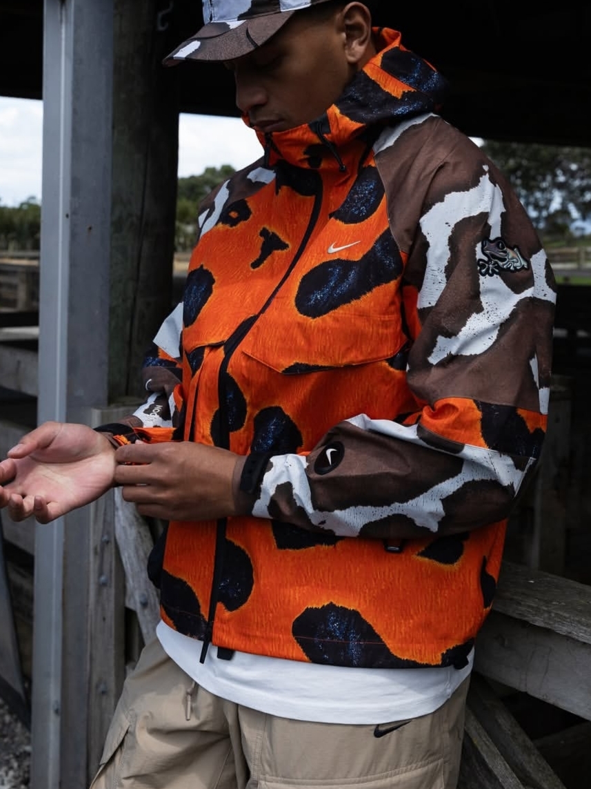 Nike x Drake Nocta Opal Deep Cover Gore-Tex Jacket Safety Orange (FZ3253-819) 착용 스타일