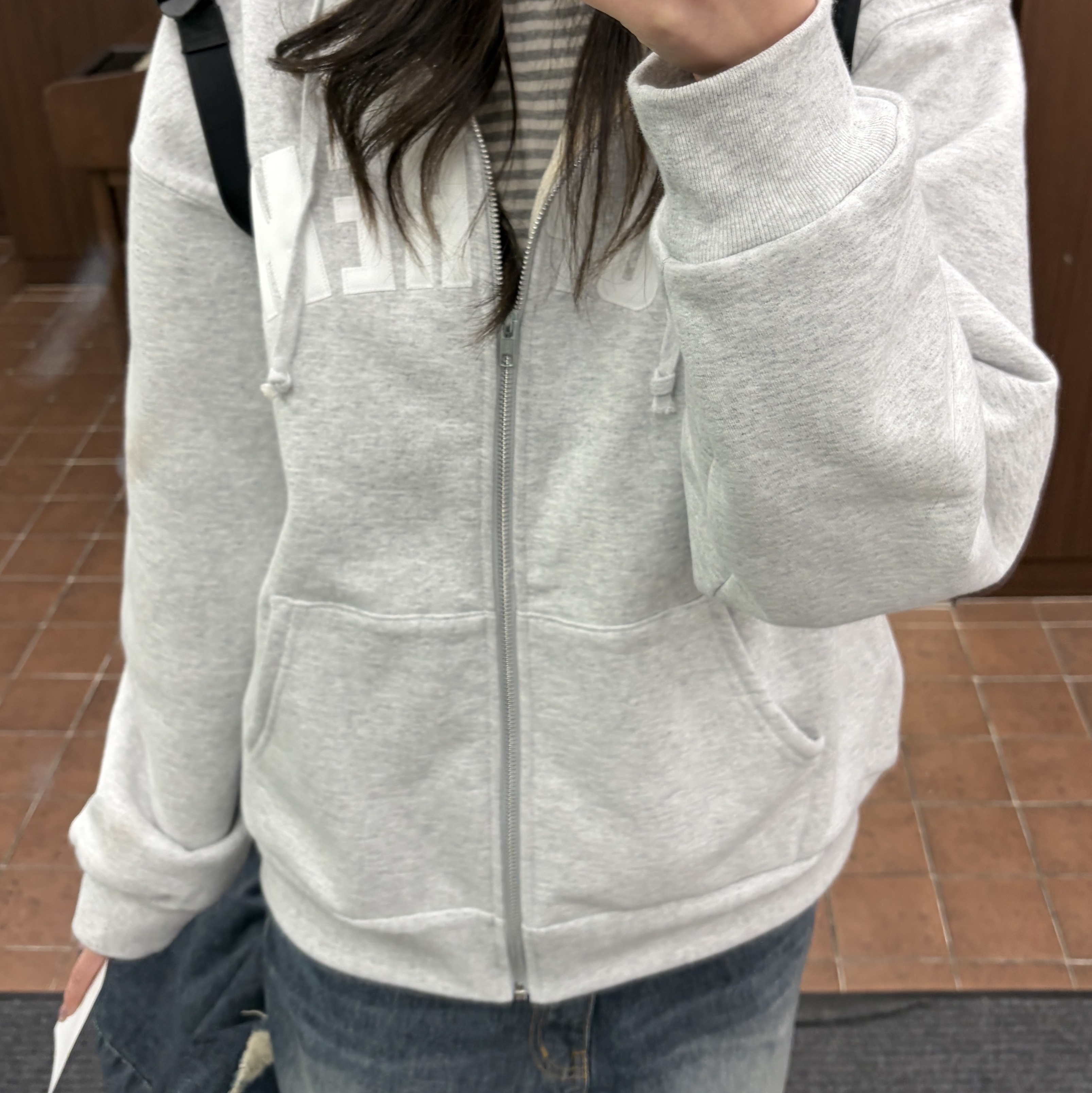 Supreme Arc Thermal Lined Zip Up Hooded Sweatshirt Ash Grey - 25FW, BAPE Baby Milo Mini Fur Backpack Brown 착용 스타일 - 1