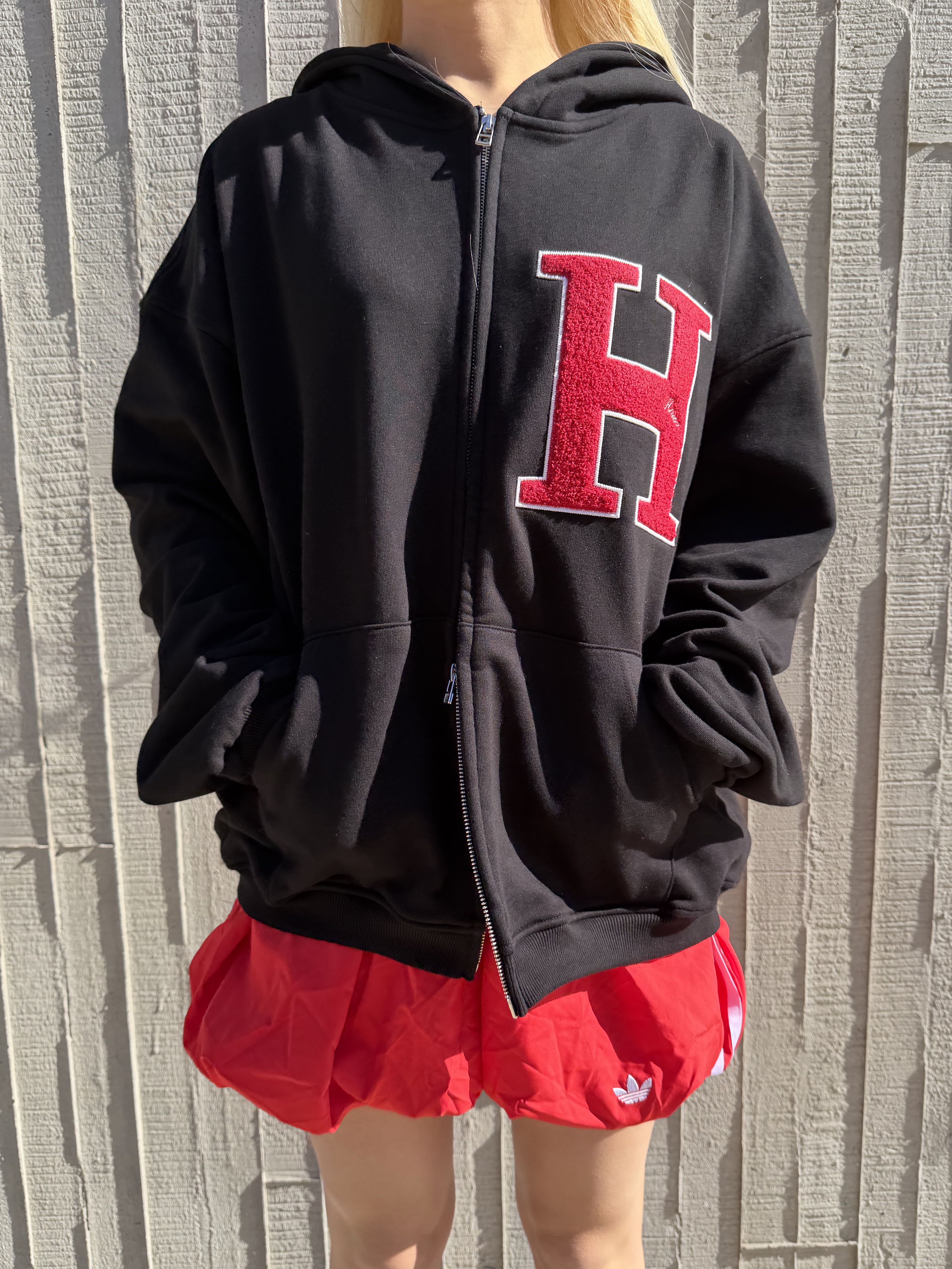 Hono Report H Boucle Hooded Zip-up Red Patch 착용 스타일 - 1