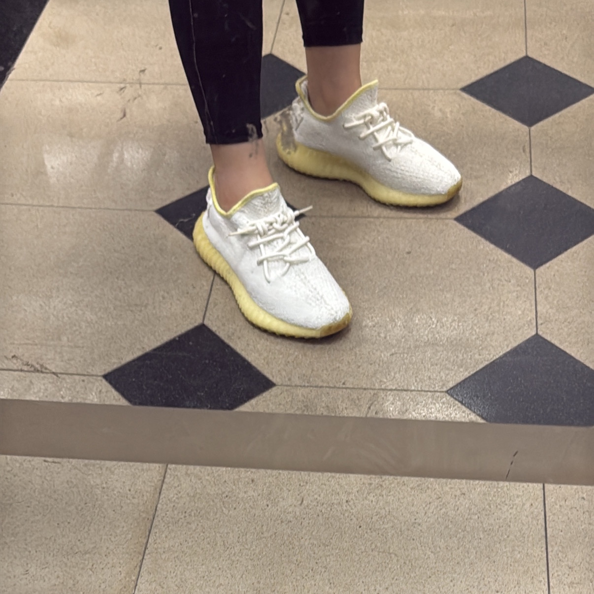Adidas Yeezy Boost 350 V2 Cream/Triple White 착용 스타일