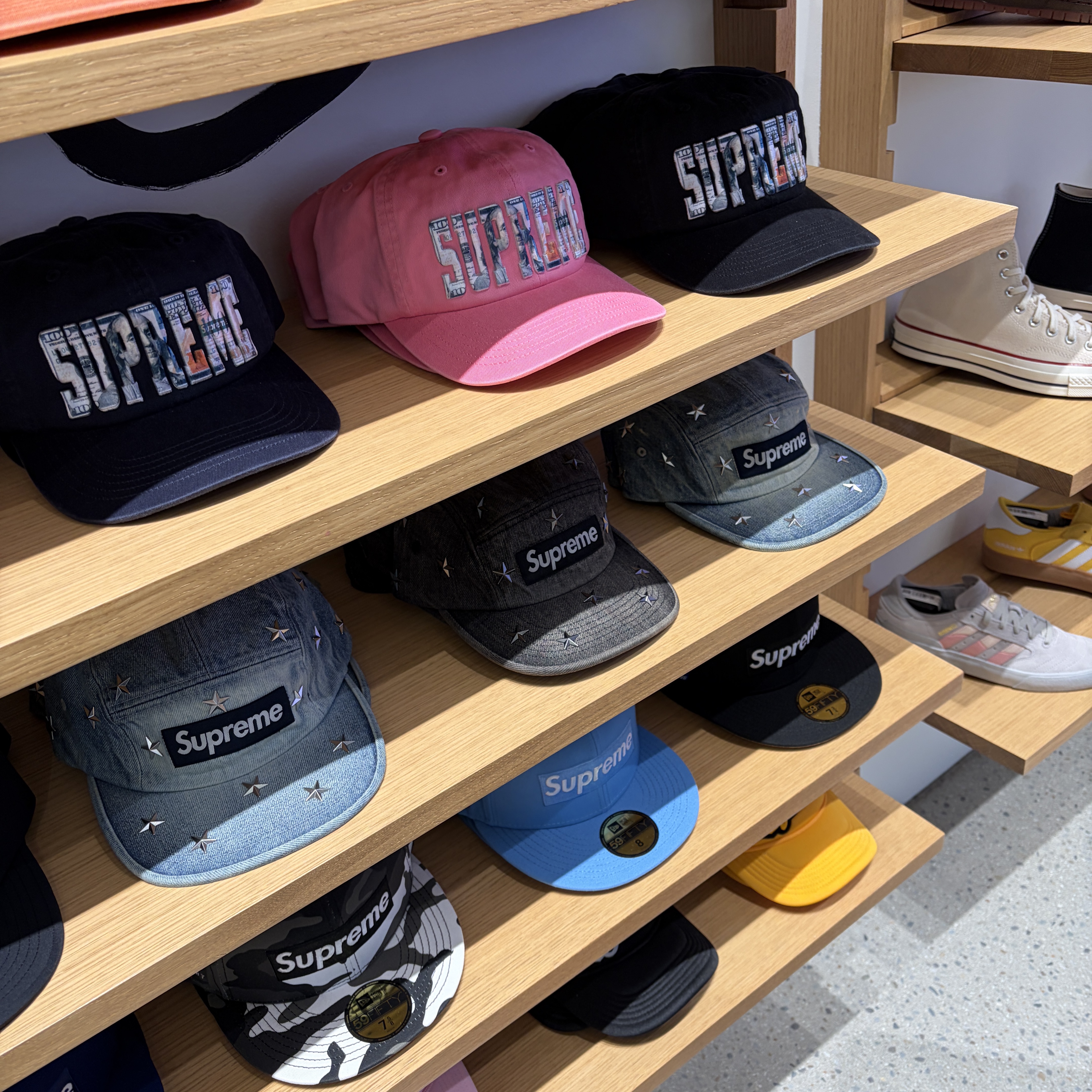 Supreme Embroidered Money Logo 6-Panel Black - 26SS, Supreme Embroidered Money Logo 6-Panel Navy - 26SS 착용 스타일